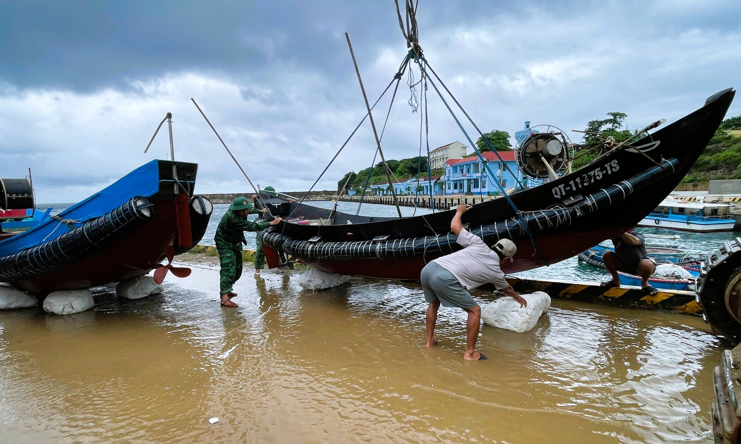 Người dân đặc khu Cồn Cỏ ở Quảng Trị vào hầm tránh bão số 10- Ảnh 2.