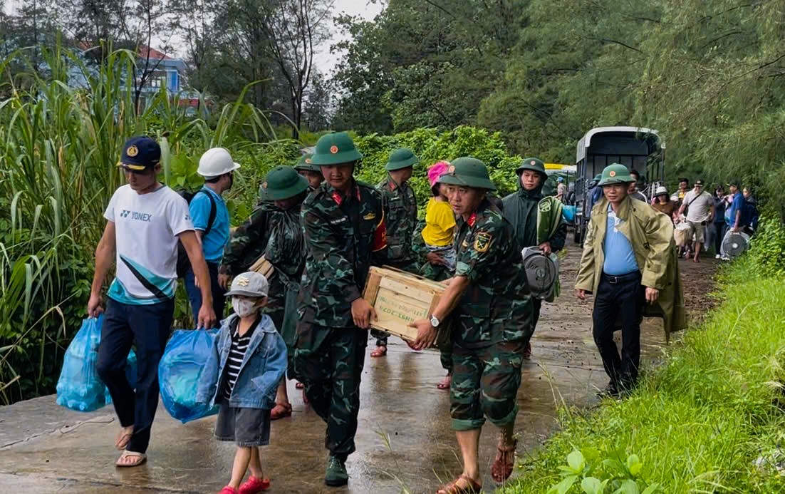 Người dân đặc khu Cồn Cỏ ở Quảng Trị vào hầm tránh bão số 10- Ảnh 4.