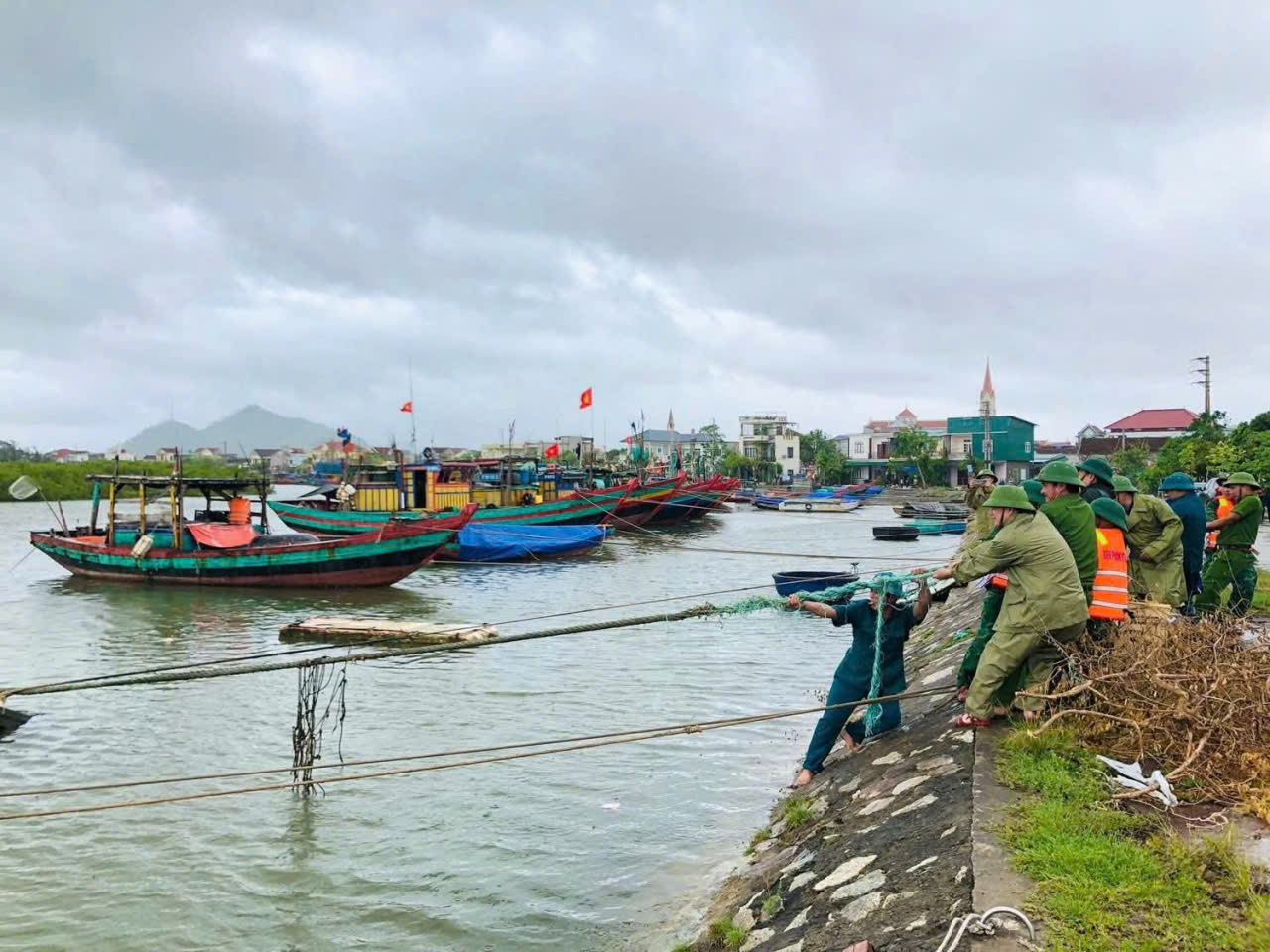Hà Tĩnh sơ tán người dân trước giờ bão số 10 đổ bộ- Ảnh 5.