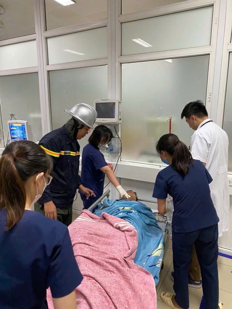 Bão số 10 Bualoi đổ bộ Nghệ An, Hà Tĩnh: Gió rít liên hồi, mưa lớn làm cây đổ, nhà tốc mái- Ảnh 8.
