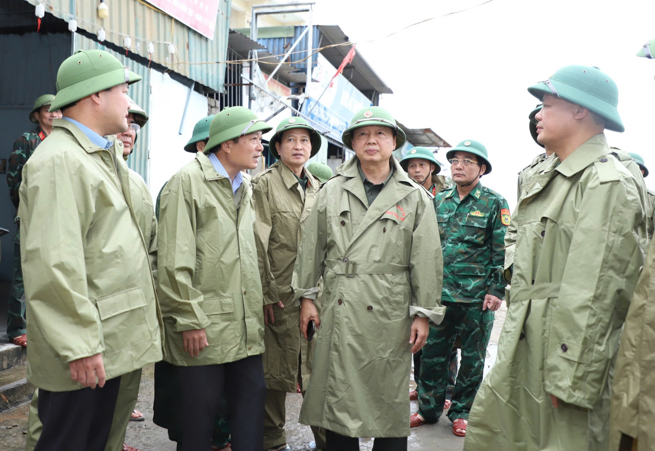 Phó Thủ tướng Trần Hồng Hà kiểm tra công tác ứng phó bão số 10 tại Nghệ An- Ảnh 1.