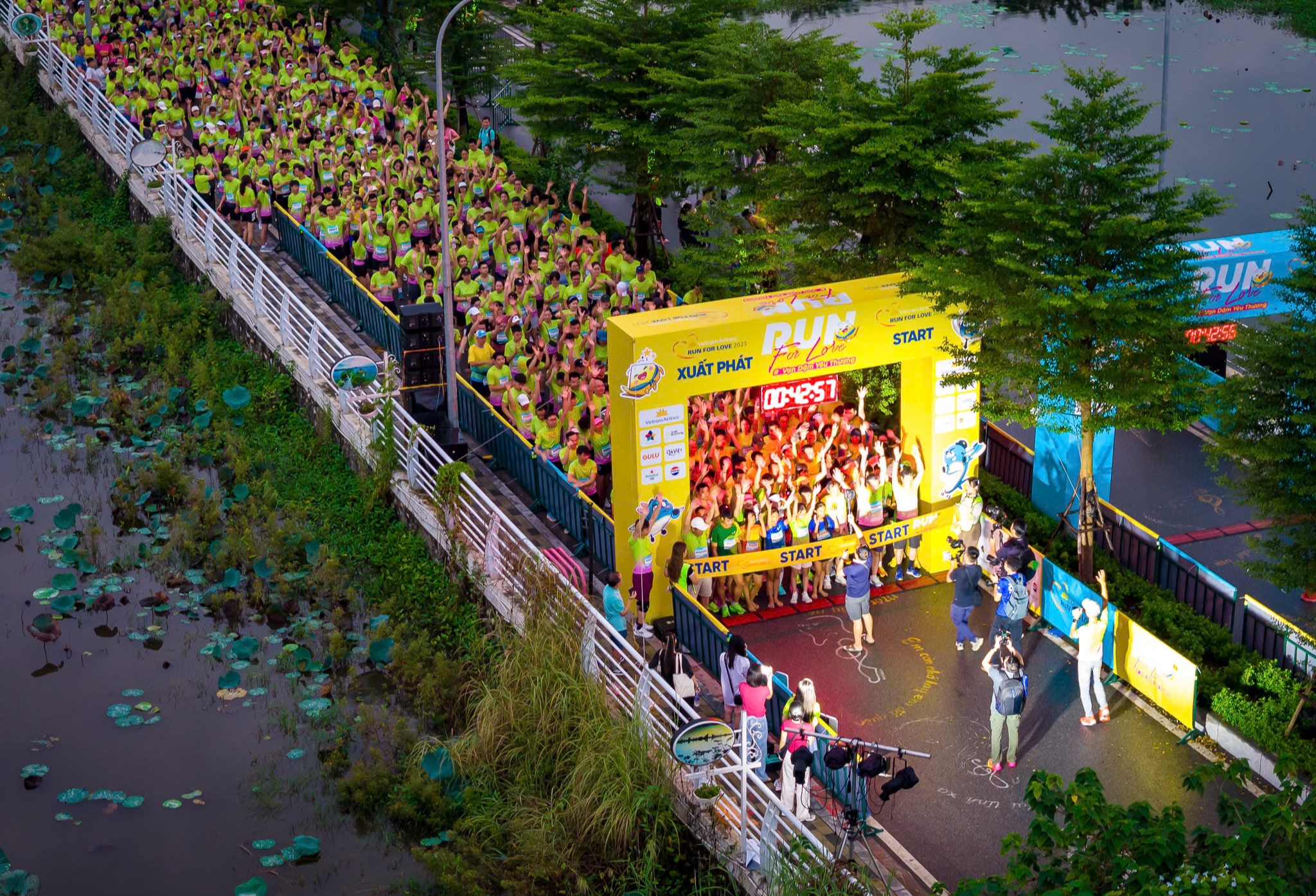 Gần 2.000 vận động viên tranh tài tại giải chạy “Run for Love”- Ảnh 1.