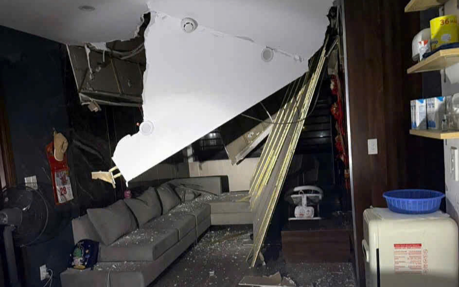 Bão số 10 Bualoi đổ bộ Nghệ An, Hà Tĩnh: Gió rít liên hồi, mưa lớn làm cây đổ, nhà tốc mái- Ảnh 1.