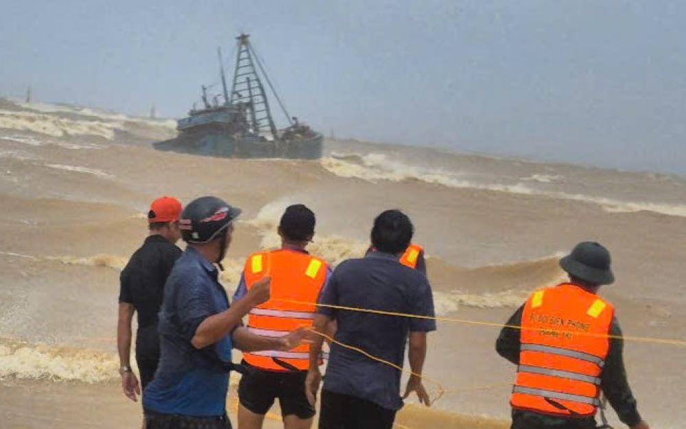 Hai tàu cá với 11 thuyền viên gặp nạn khi đang vào bờ tránh bão ở Quảng Trị