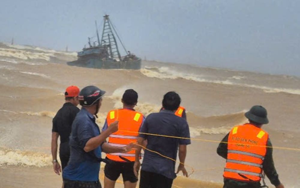 Hai tàu cá với 11 thuyền viên gặp nạn khi đang vào bờ tránh bão ở Quảng Trị- Ảnh 1.