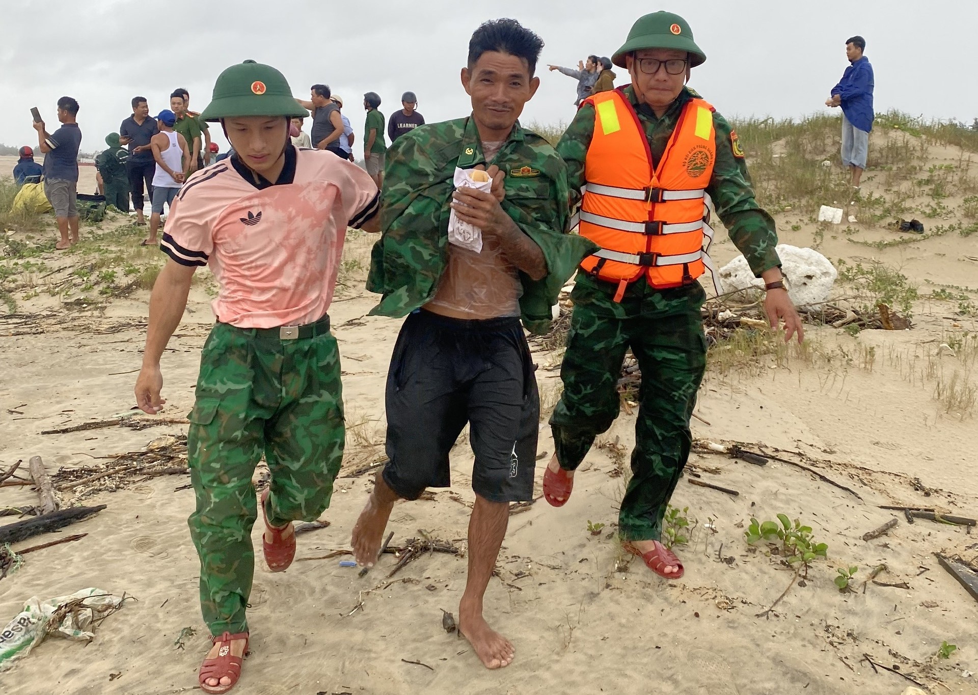 Hai tàu cá với 11 thuyền viên gặp nạn khi đang vào bờ tránh bão ở Quảng Trị- Ảnh 2.