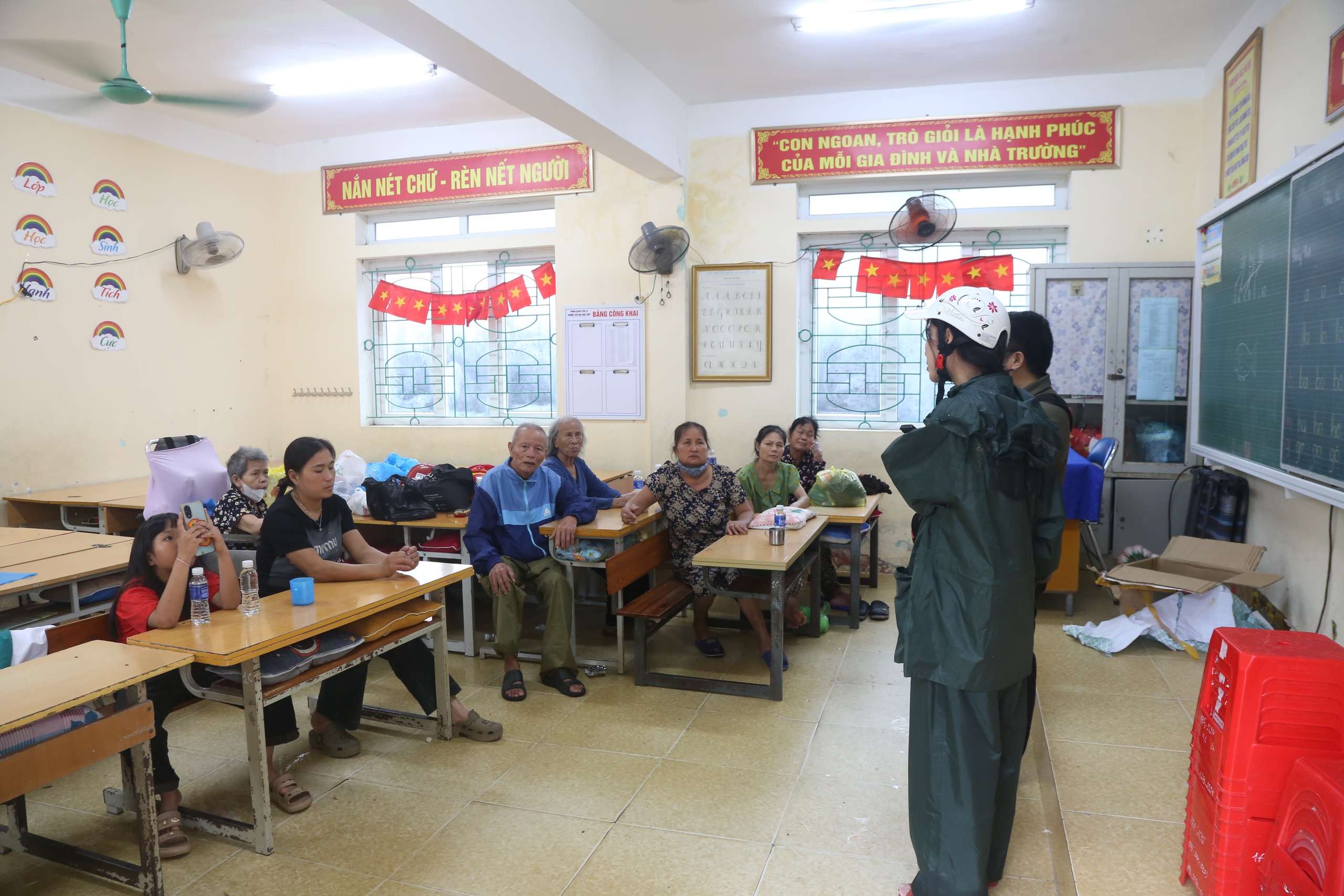Nhiều tỉnh Bắc Trung Bộ cho học sinh nghỉ học để tránh bão số 10- Ảnh 4.