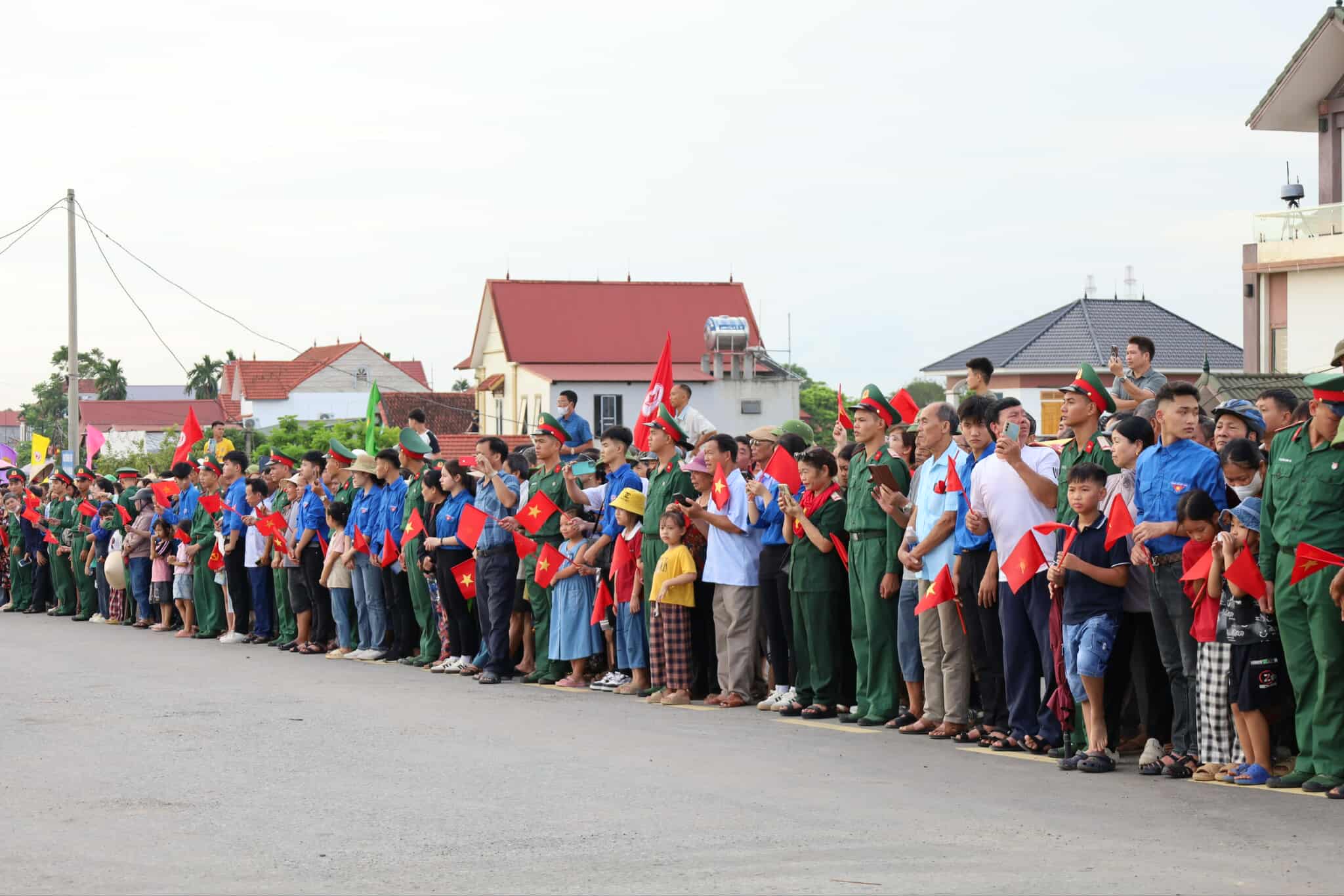 Thủ tướng cắt băng khánh thành cầu Phong Châu mới- Ảnh 4. Thủ tướng cắt băng khánh thành cầu Phong Châu mới- Ảnh 4.