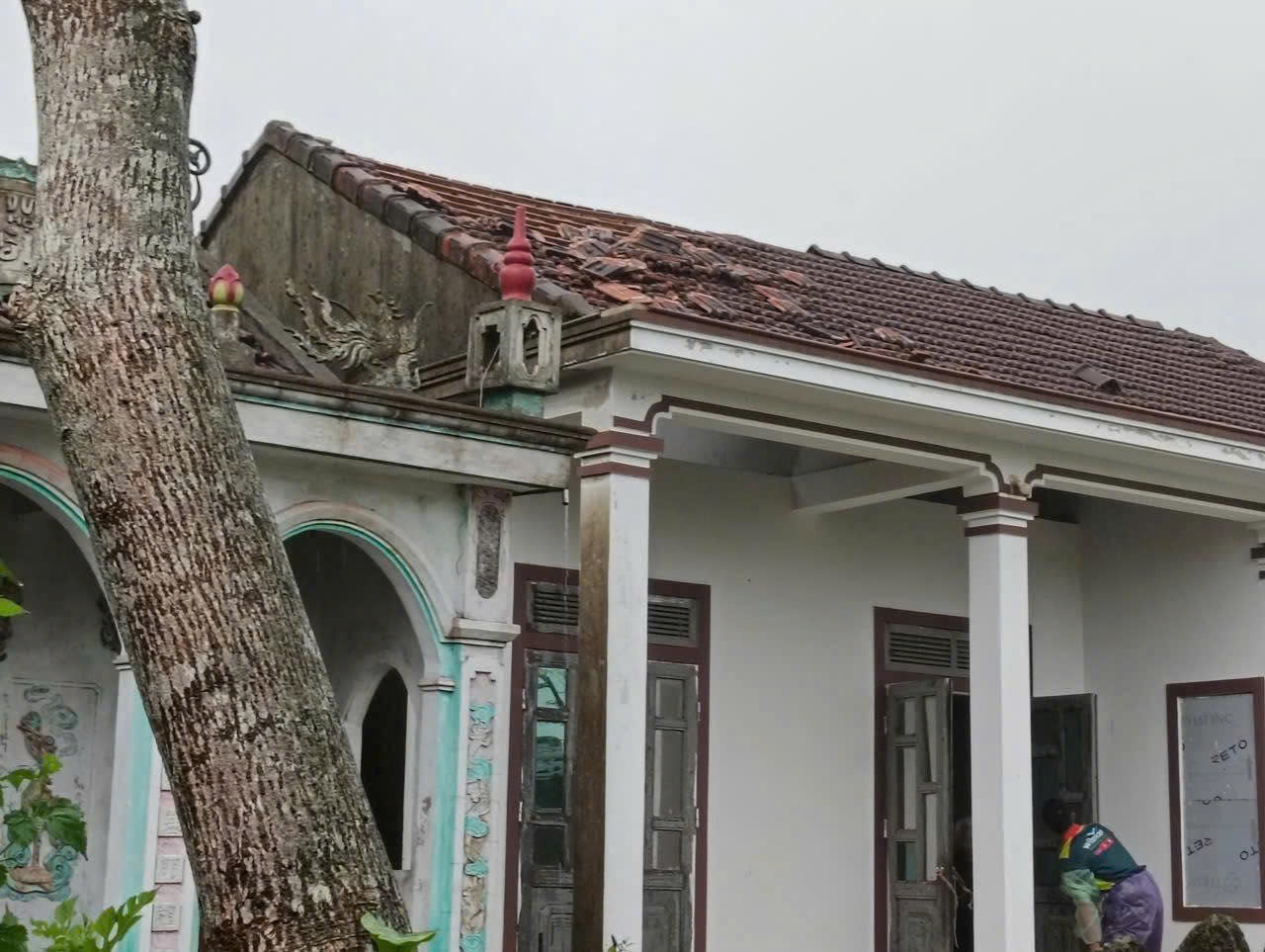 Hà Tĩnh: Nhiều tuyến quốc lộ bị ngập, lốc xoáy gây thiệt hại nhà dân và doanh nghiệp- Ảnh 3.