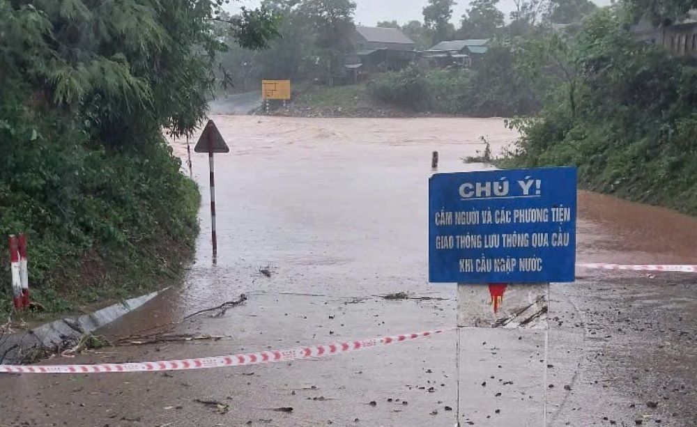 Quảng Trị: 3 người mất tích, nhiều cầu tràn ngập sâu, đường giao thông bị sạt lở- Ảnh 2.