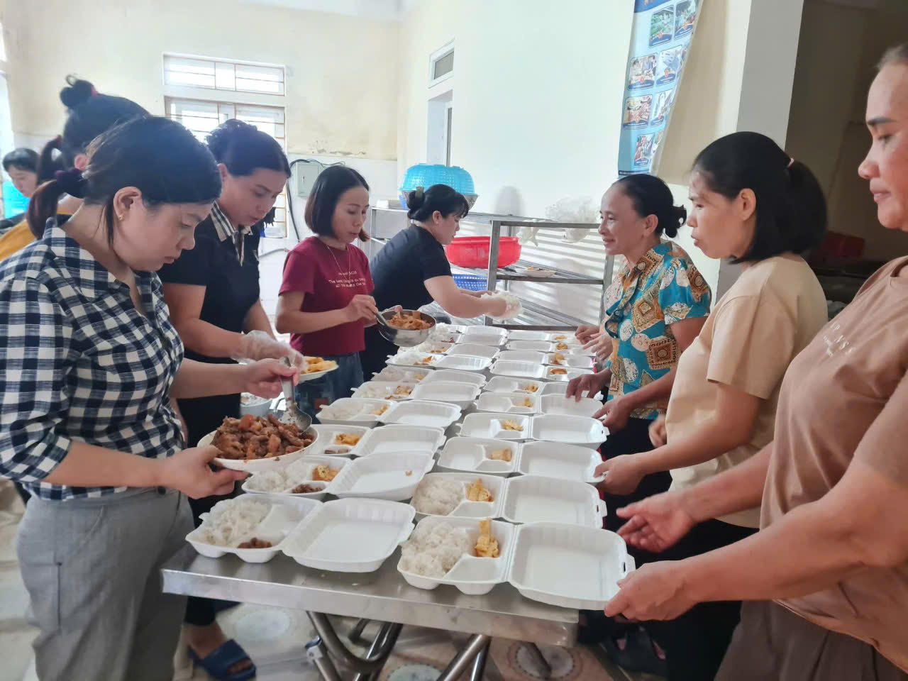 Hà Tĩnh: Những bữa cơm ấm tình người giữa mưa bão số 10- Ảnh 2.
