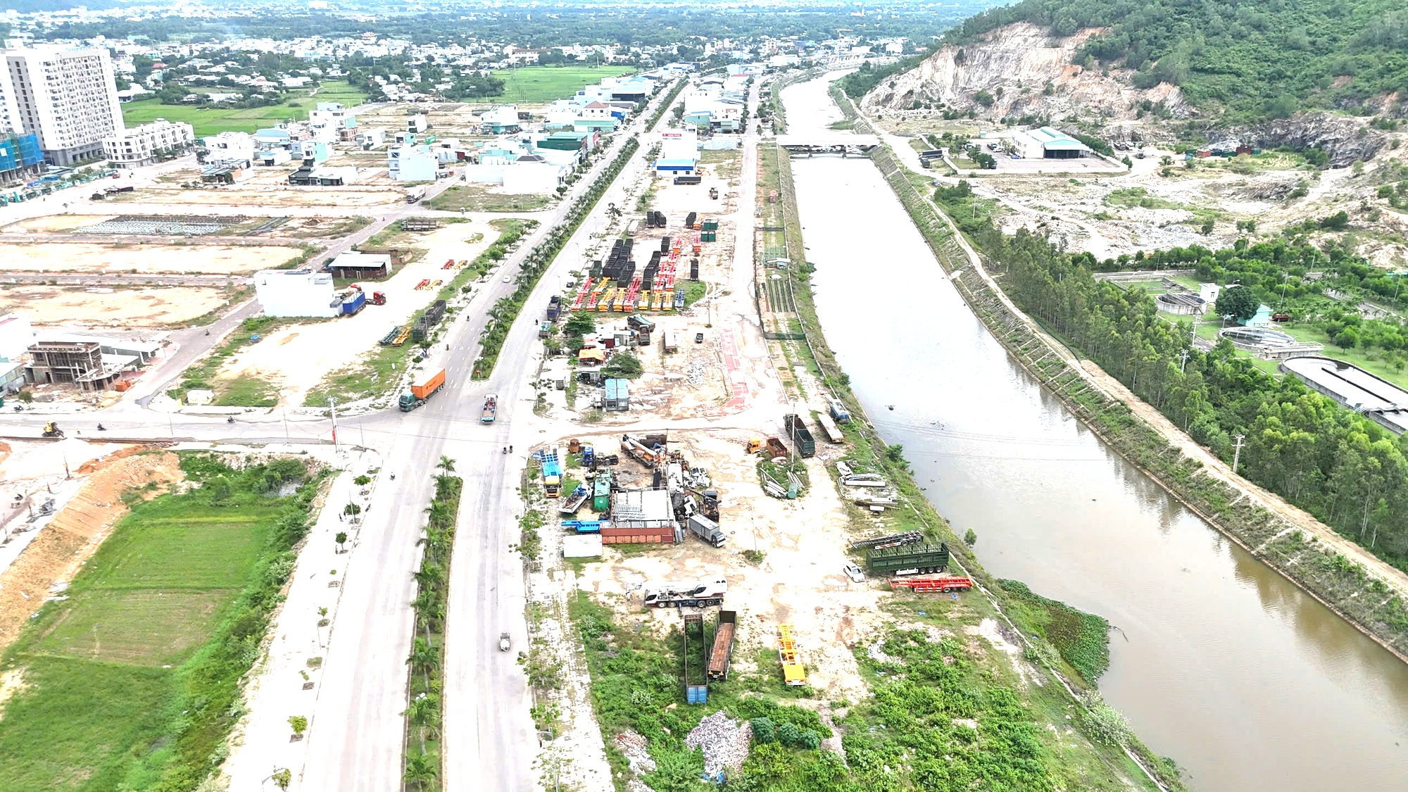 Gia Lai: Báo cáo tỉnh xử lý dứt điểm bãi xe, thiết bị chiếm dụng đất đô thị- Ảnh 1.