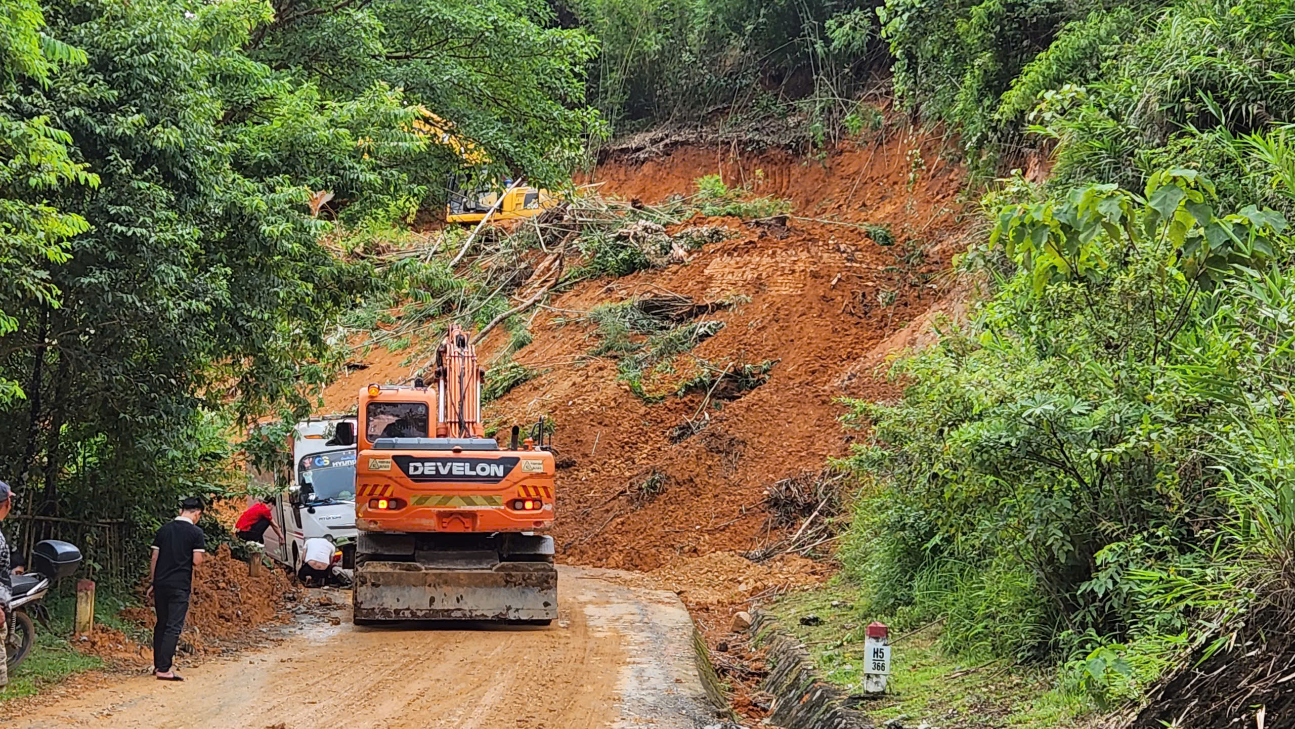 Các đơn vị đường bộ phòng, chống bão số 10 theo phương án "3 không, 4 tại chỗ"- Ảnh 1.