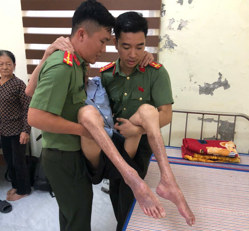 Hà Tĩnh sơ tán người dân trước giờ bão số 10 đổ bộ- Ảnh 2.