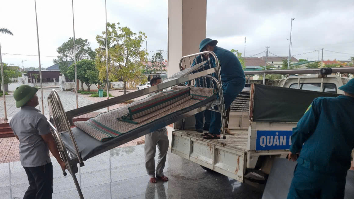 Hà Tĩnh sơ tán người dân trước giờ bão số 10 đổ bộ- Ảnh 1.