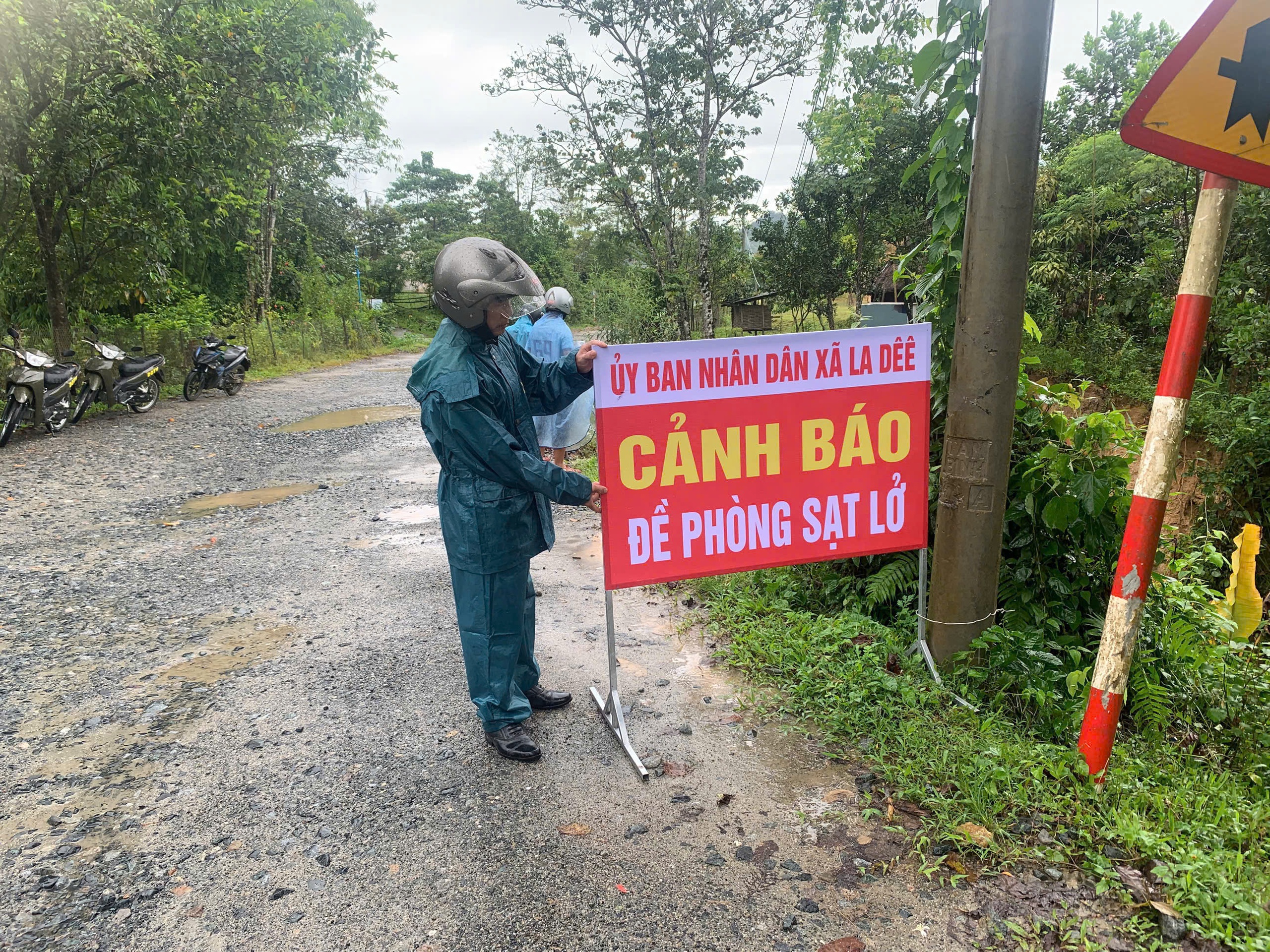 Đà Nẵng: Một người bị nước cuốn khi bơi qua sông, quốc lộ sạt lở do ảnh hưởng bão số 10- Ảnh 1.