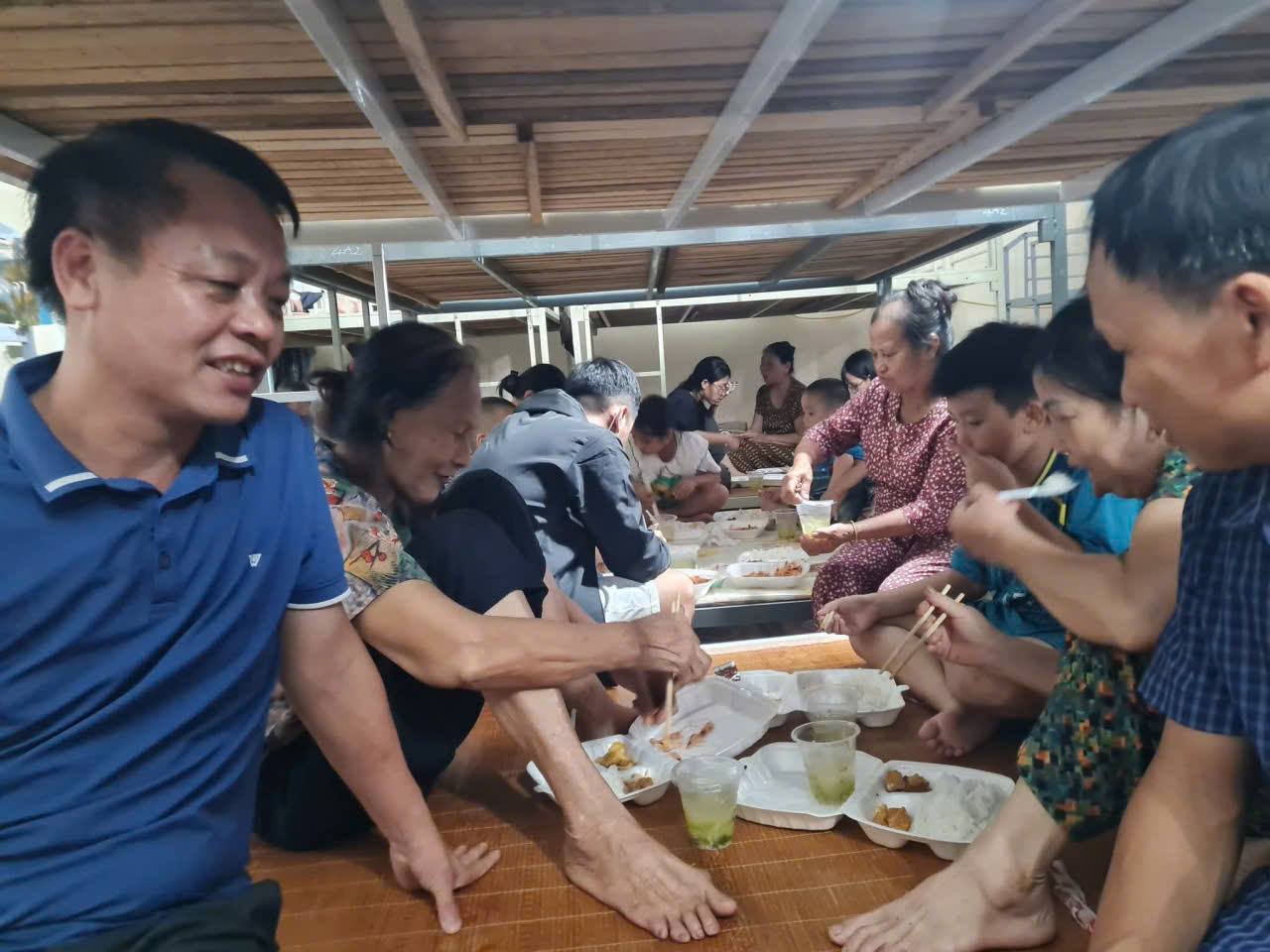 Hà Tĩnh: Những bữa cơm ấm tình người giữa mưa bão số 10- Ảnh 3.