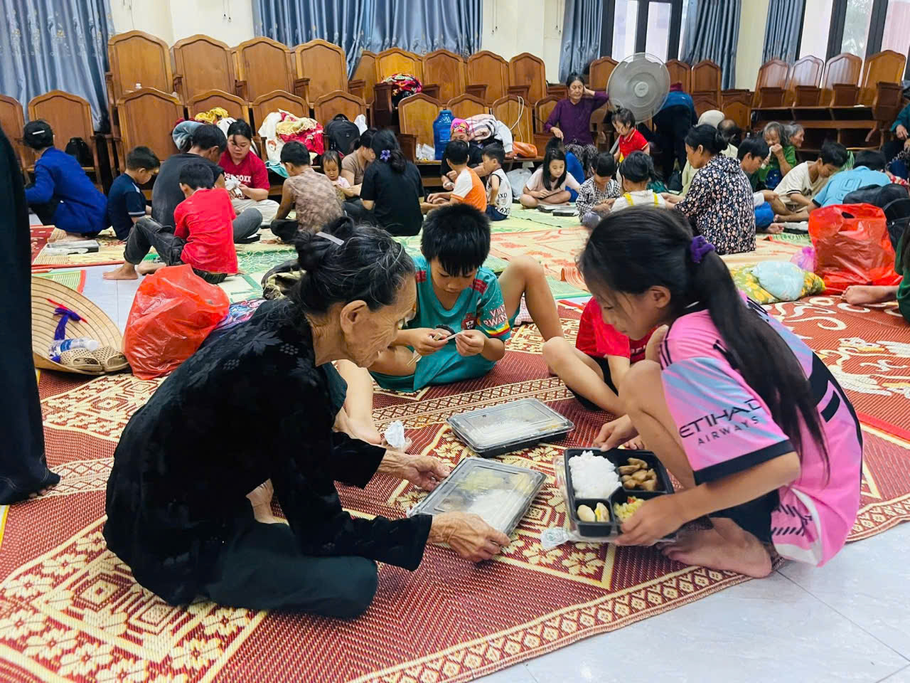 Hà Tĩnh: Những bữa cơm ấm tình người giữa mưa bão số 10- Ảnh 4.