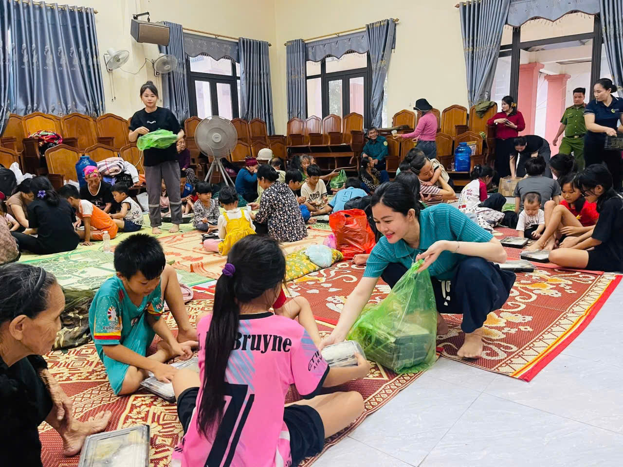 Hà Tĩnh: Những bữa cơm ấm tình người giữa mưa bão số 10- Ảnh 6.