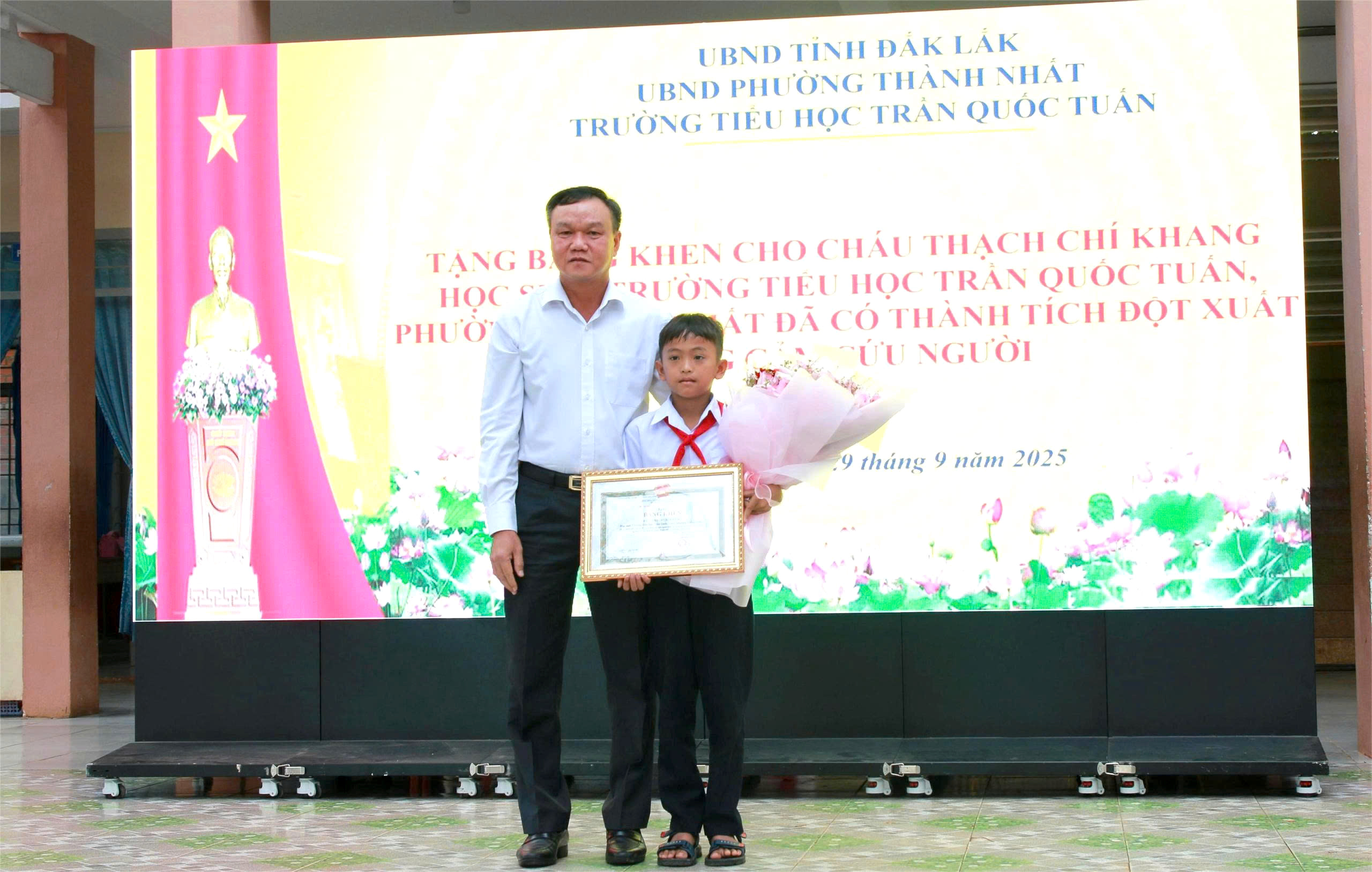 Chủ tịch tỉnh Đắk Lắk tặng bằng khen học sinh lớp 5 dũng cảm cứu bạn trong vụ thảm án- Ảnh 1.