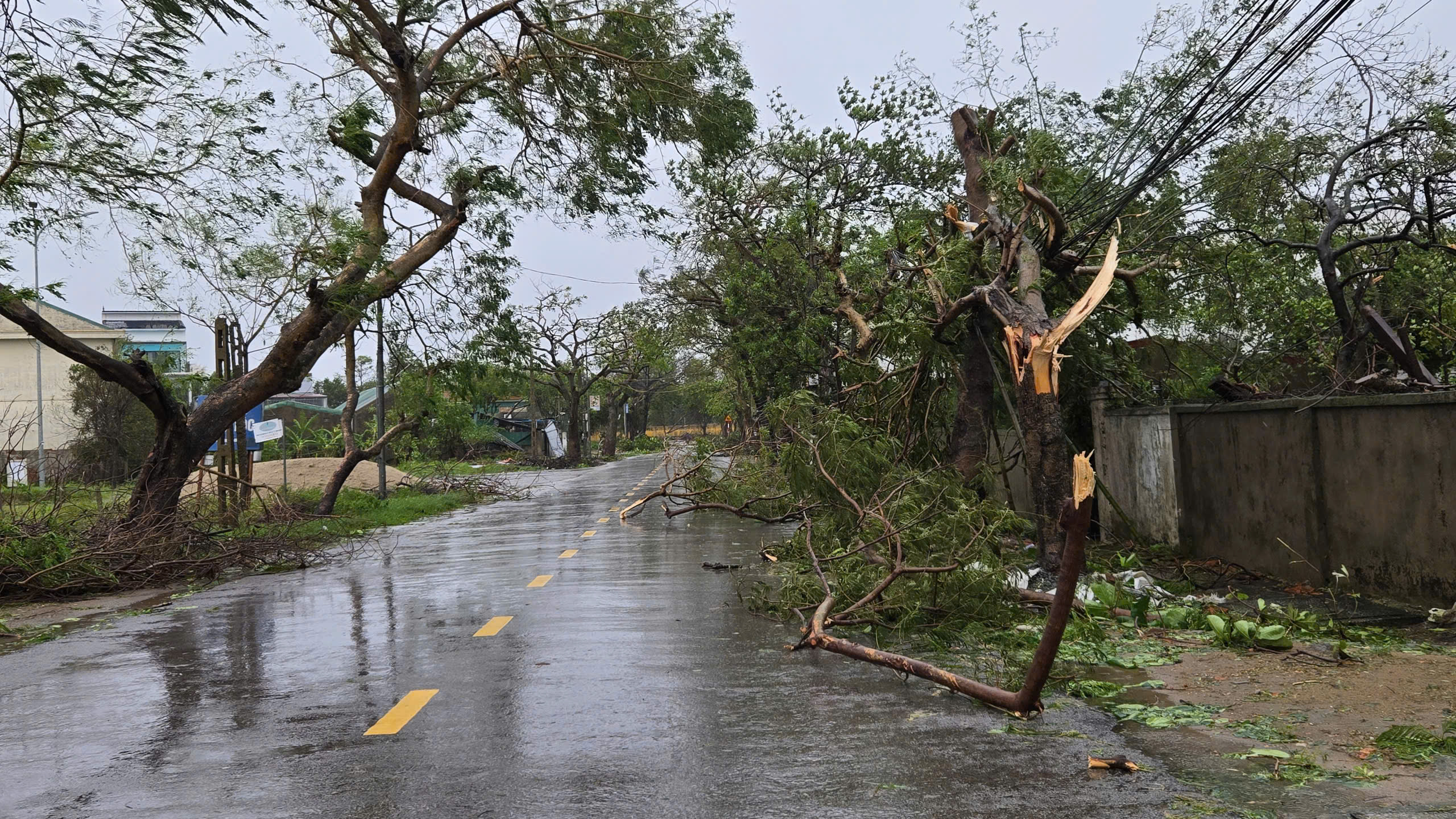 Nghệ An: Xuyên bão cứu người dân mắc kẹt trên sông Lam- Ảnh 7.
