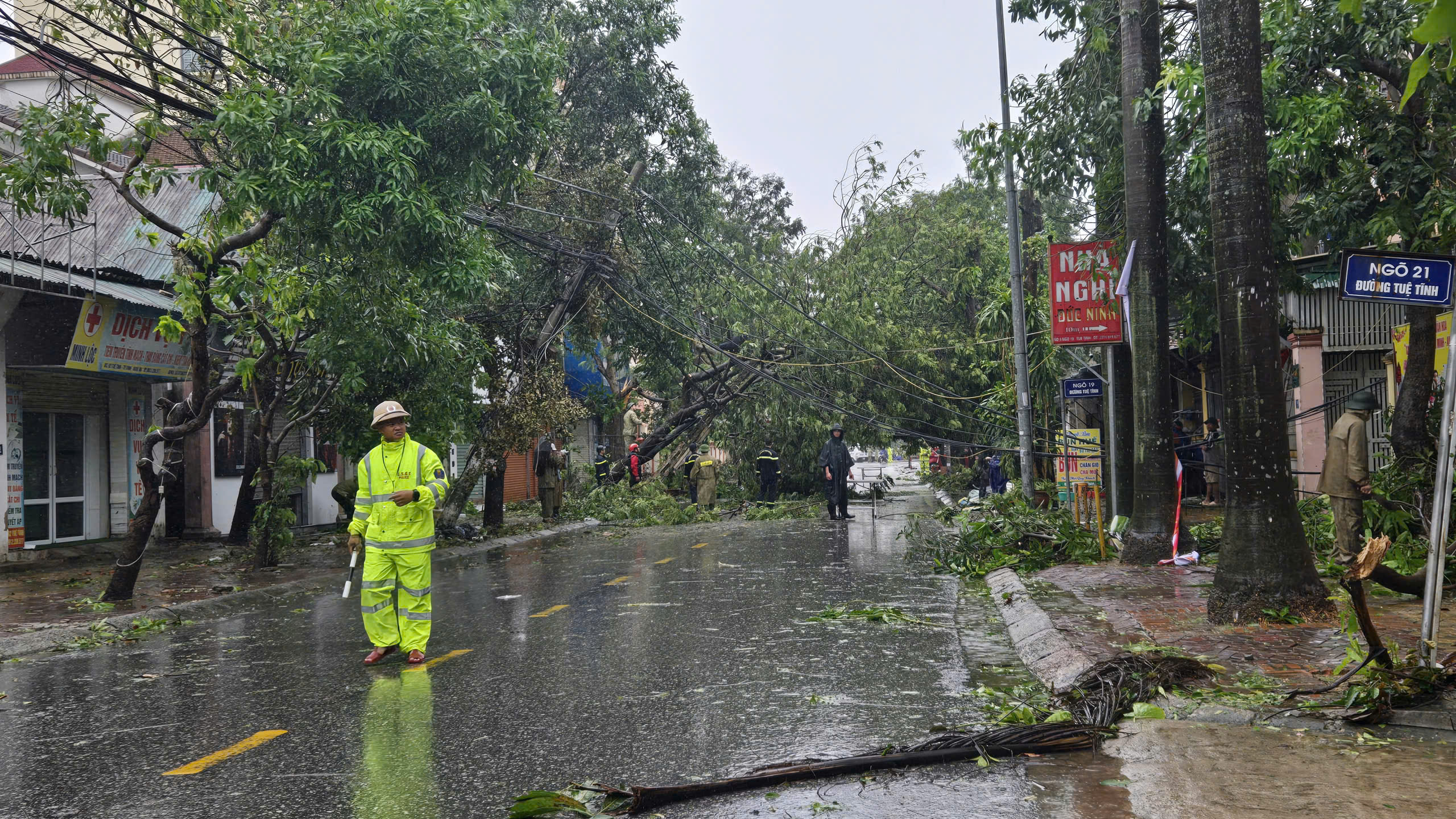 Nghệ An: Xuyên bão cứu người dân mắc kẹt trên sông Lam- Ảnh 8.