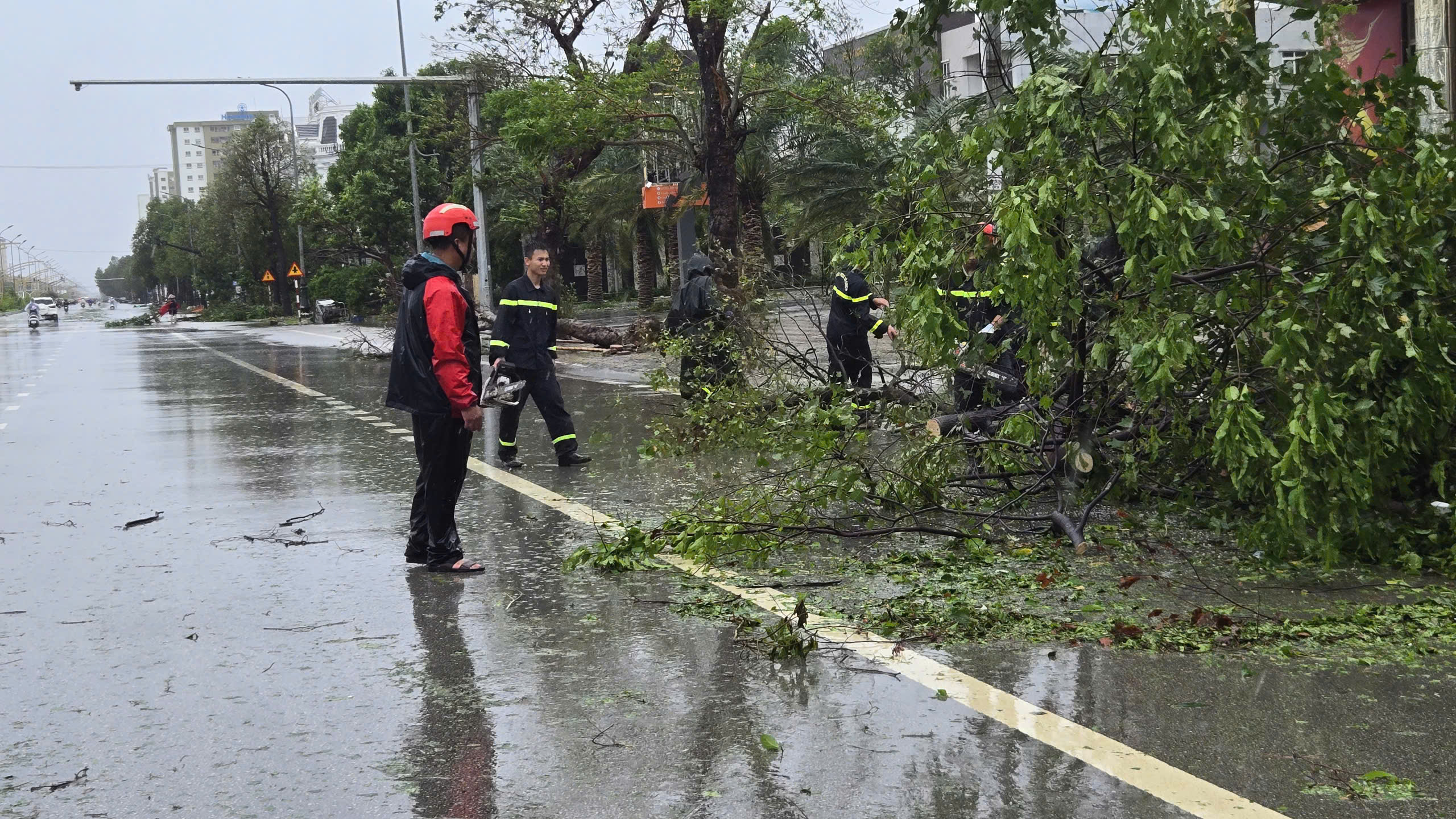 Nghệ An: Xuyên bão cứu người dân mắc kẹt trên sông Lam- Ảnh 9.
