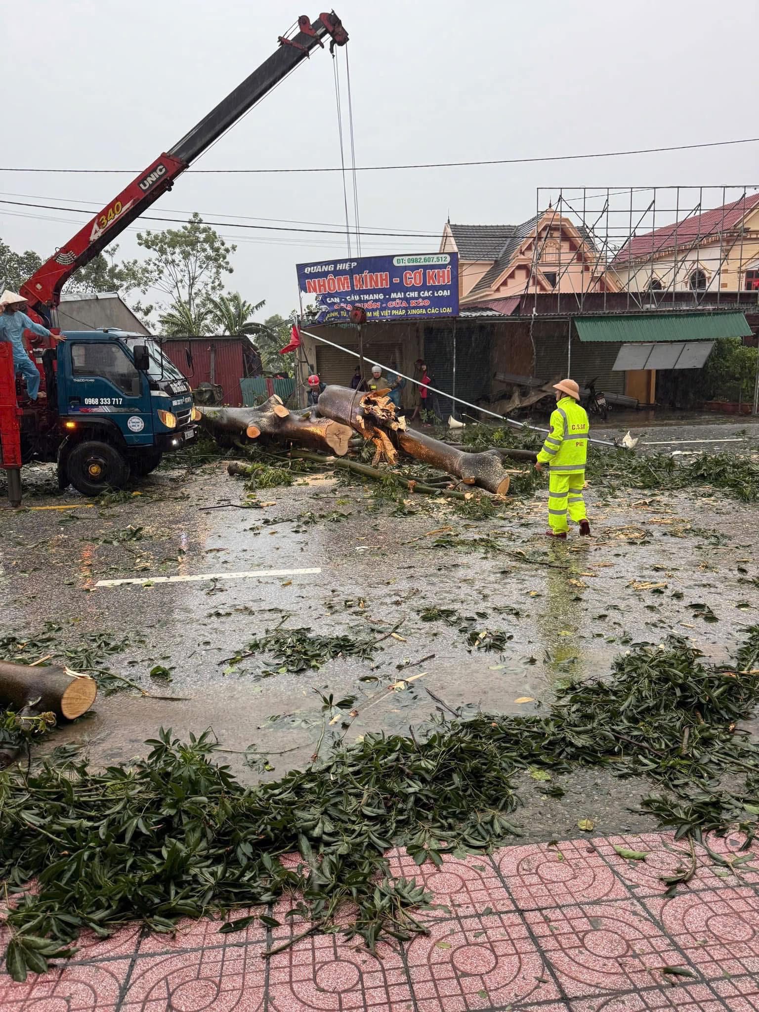 Huy động tối đa nguồn lực khắc phục bão số 10, bảo đảm giao thông, dọn dẹp nhà cửa- Ảnh 6.