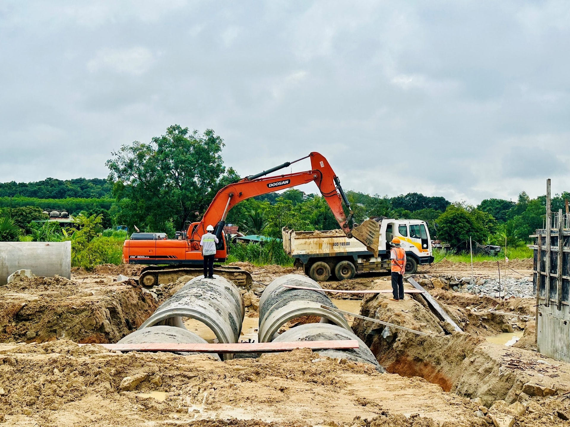 Lâm Đồng: Dự án KCN Tân Đức đẩy nhanh tiến độ, chào mừng Đại hội Đảng bộ tỉnh- Ảnh 1. Lâm Đồng: Dự án KCN Tân Đức đẩy nhanh tiến độ, chào mừng Đại hội Đảng bộ tỉnh- Ảnh 1.
