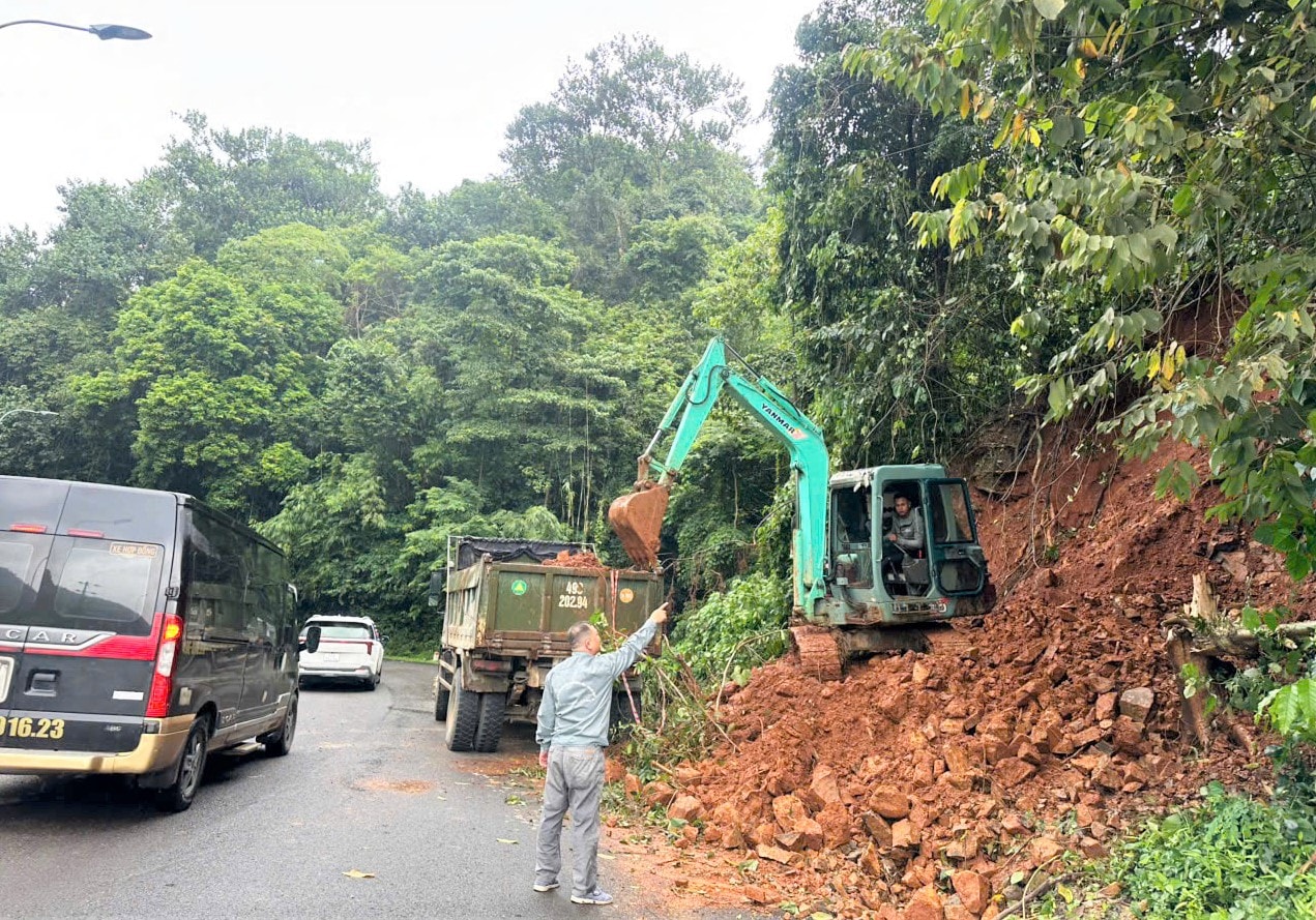 Lâm Đồng: Khắc phục xong điểm sạt lở trên đèo Bảo Lộc, phương tiện lưu thông trở lại- Ảnh 1.