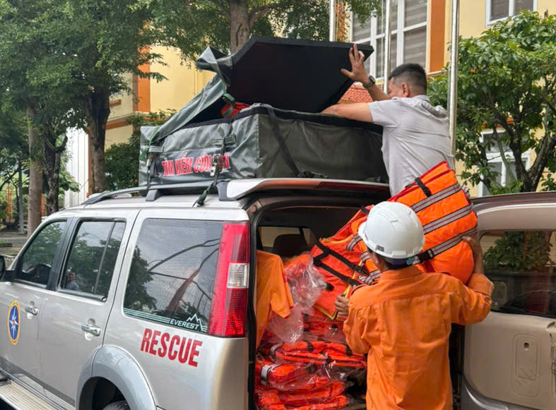Dùng thiết bị bay không người lái, súng bắn dây, kính nhìn trong đêm tìm ngư dân mất tích- Ảnh 2.