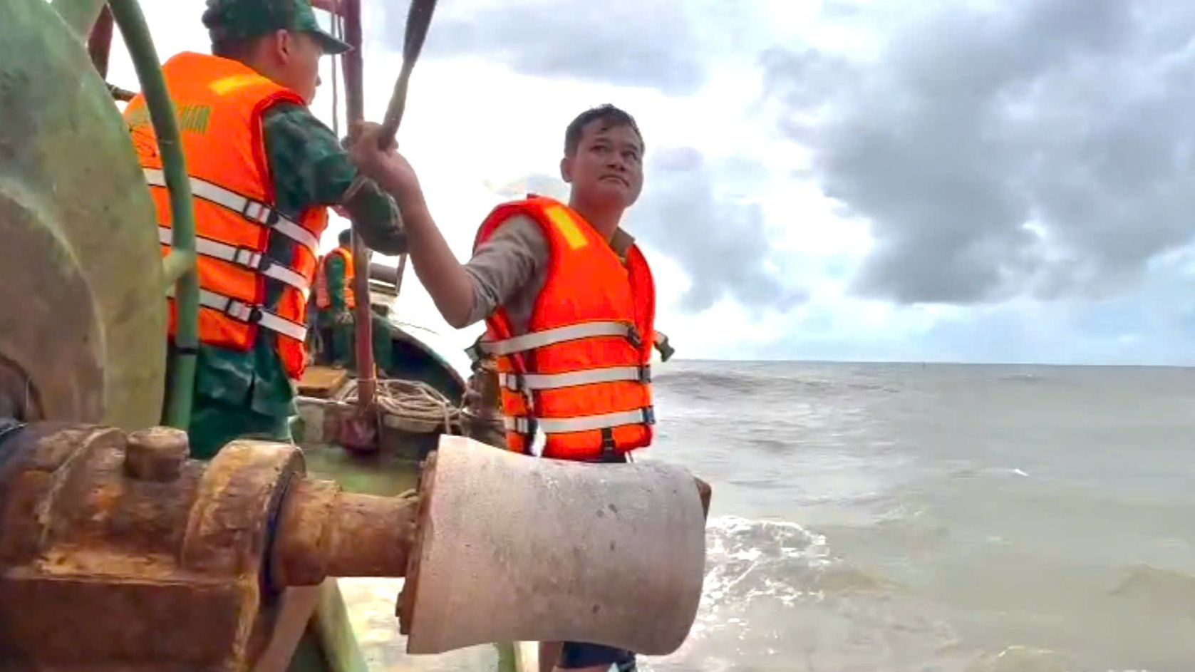 Kịp thời cứu vớt 2 thuyền viên chìm tàu trên biển Cà Mau- Ảnh 1.