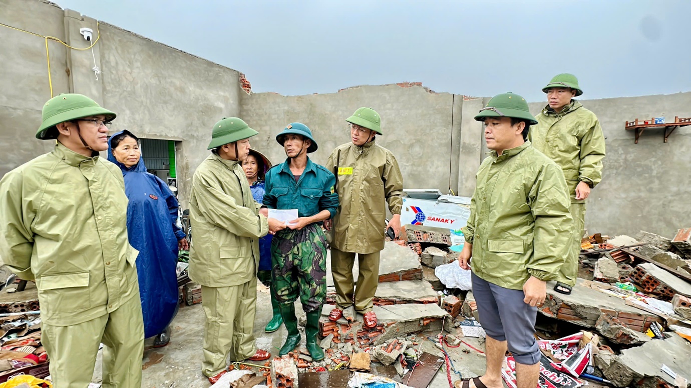 Huy động tối đa nguồn lực khắc phục bão số 10, bảo đảm giao thông, dọn dẹp nhà cửa- Ảnh 2.
