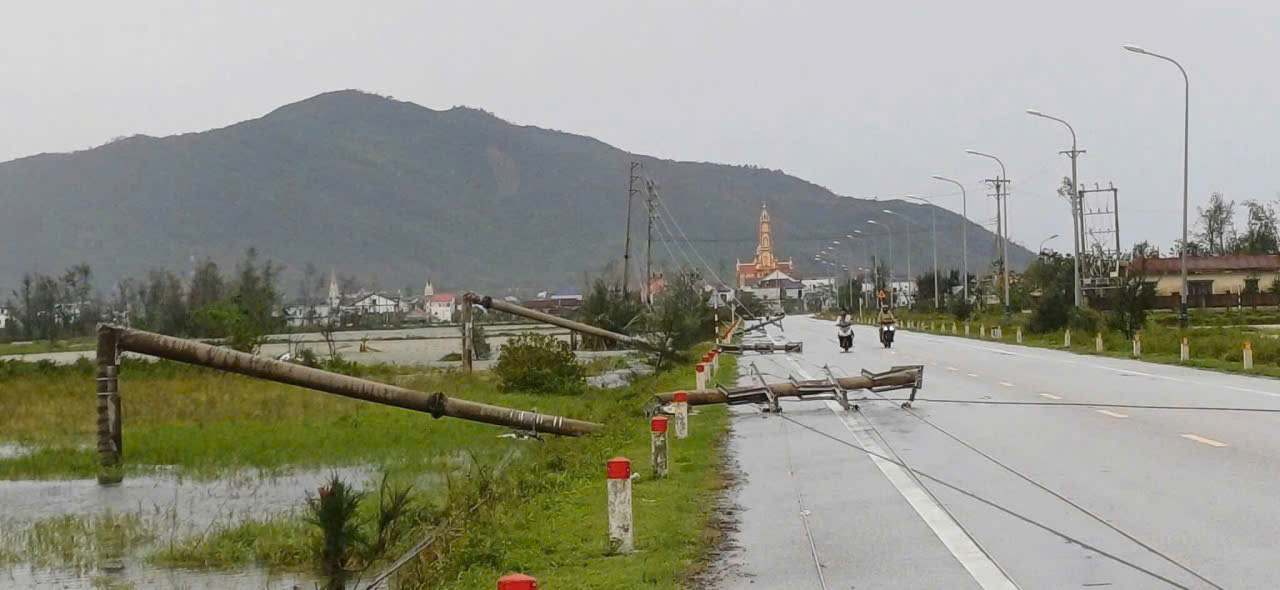 Chưa kịp gượng dậy sau bão số 5, người dân Hà Tĩnh lại oằn mình hứng bão số 10- Ảnh 3.