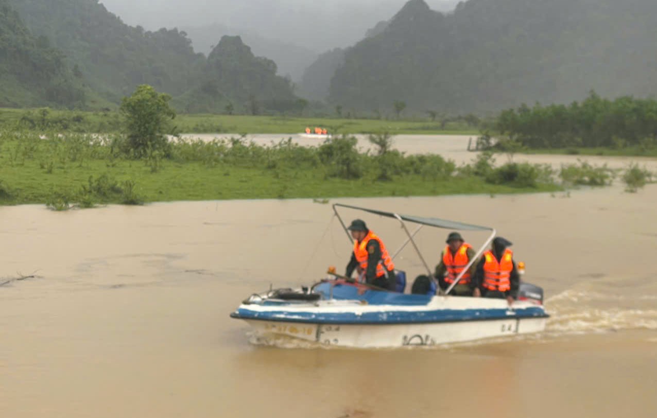 Vụ hai tàu cá bị chìm trong bão số 10: Thuyền viên sống sót bàng hoàng kể phút sinh tử- Ảnh 5.