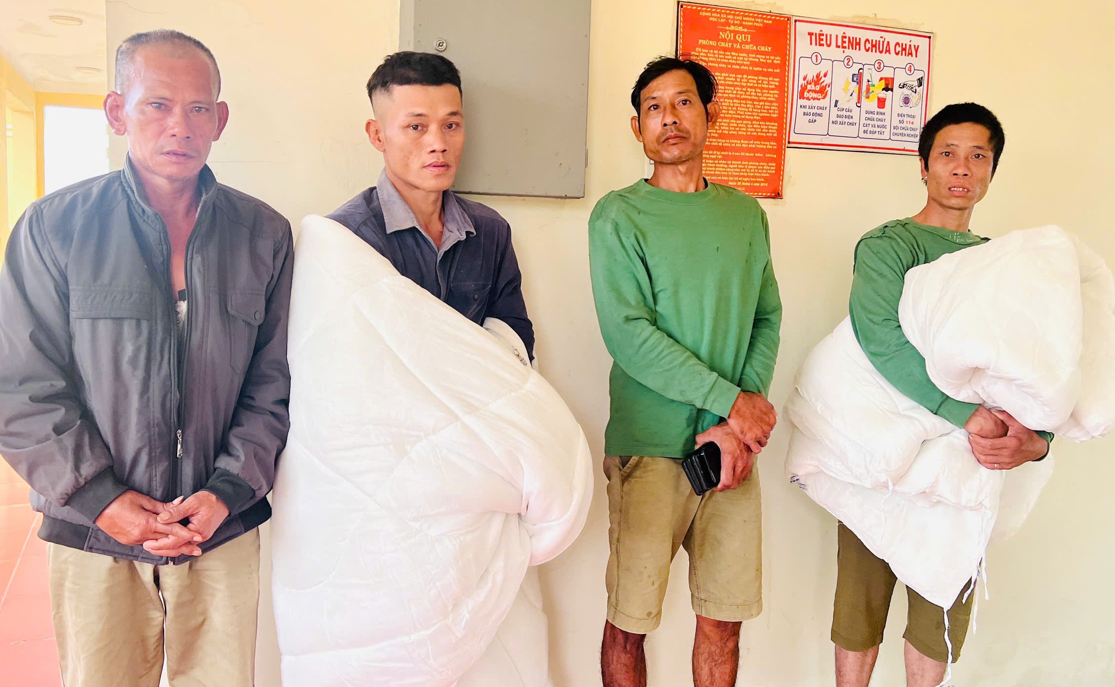 Vụ hai tàu cá bị chìm trong bão số 10: Thuyền viên sống sót bàng hoàng kể phút sinh tử- Ảnh 1.