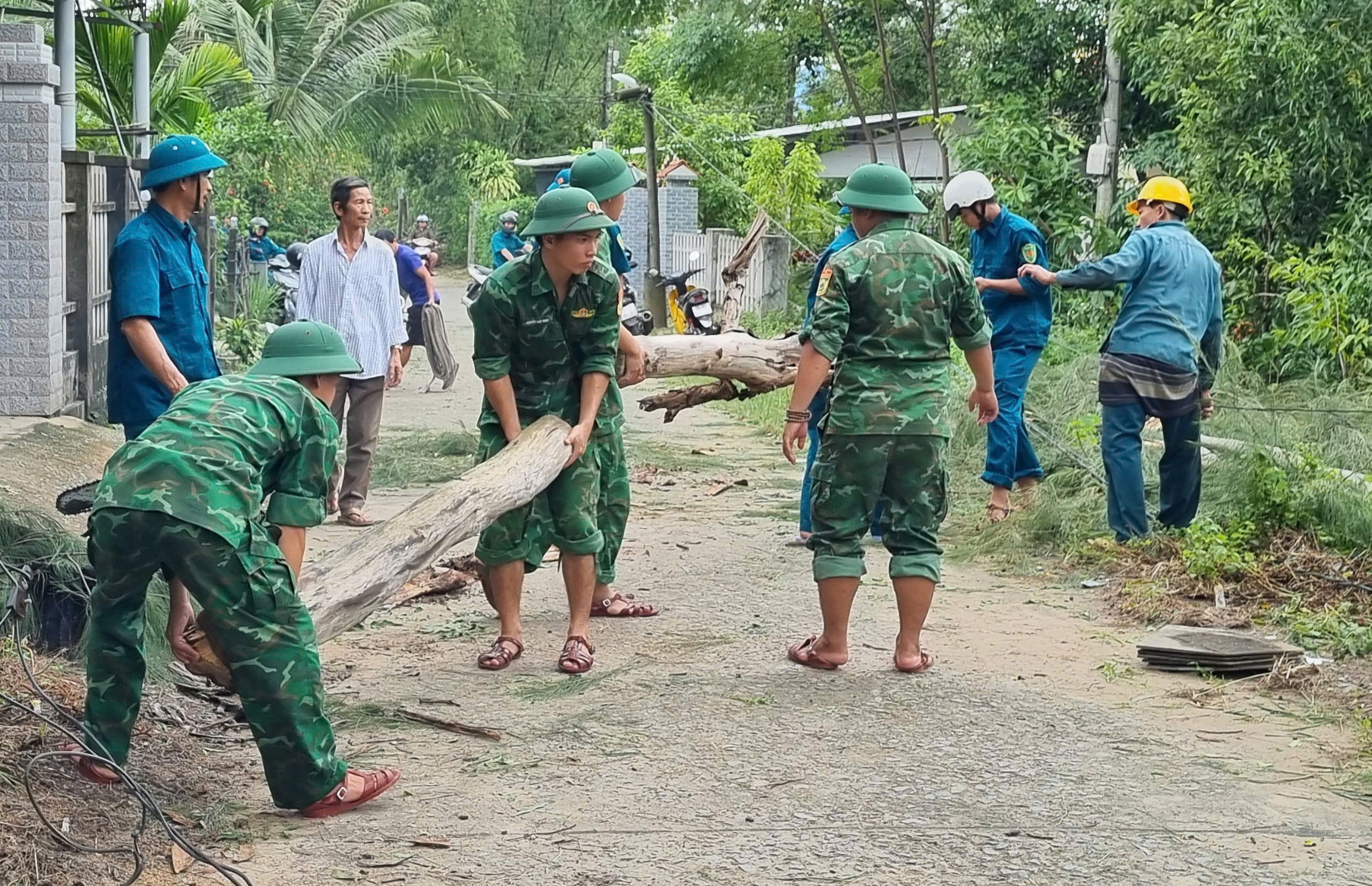Huy động tối đa nguồn lực khắc phục bão số 10, bảo đảm giao thông, dọn dẹp nhà cửa- Ảnh 9.