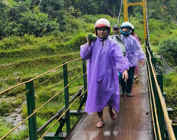 Đà Nẵng: Đường sạt lở do bão, cán bộ xã thay nhau khiêng võng đưa bệnh nhân Lào về nhà- Ảnh 1.