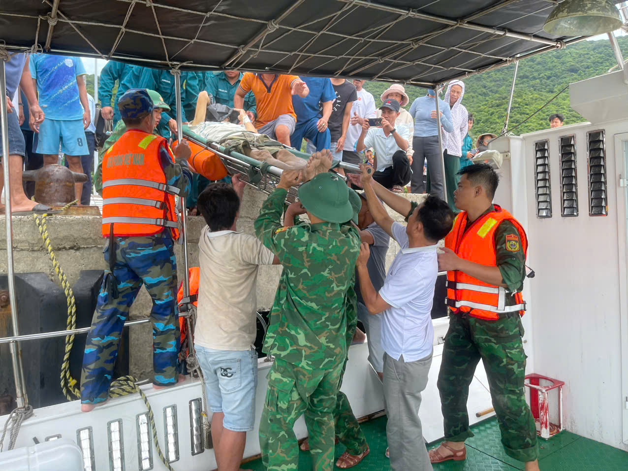 Biên phòng Đà Nẵng vượt biển đưa 2 người dân từ đảo Cù Lao Chàm đi cấp cứu- Ảnh 1.