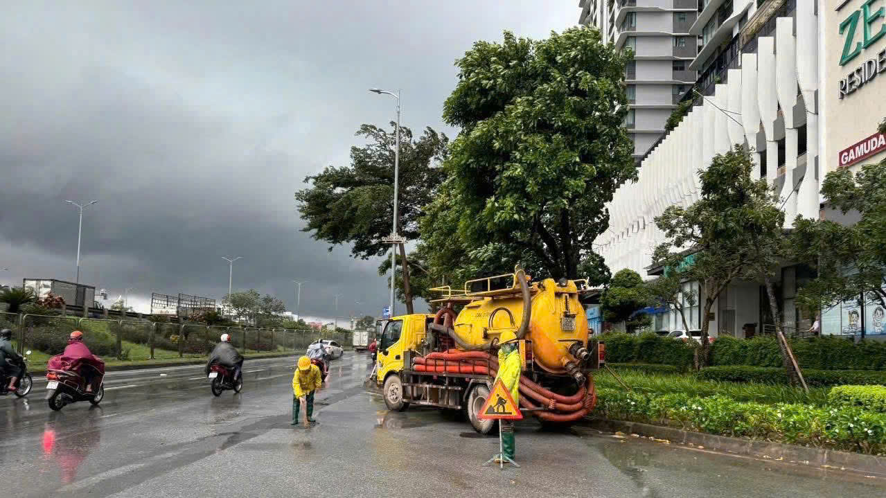 Hà Nội chủ động khắc phục hậu quả mưa bão- Ảnh 1. Hà Nội chủ động khắc phục hậu quả mưa bão- Ảnh 1.