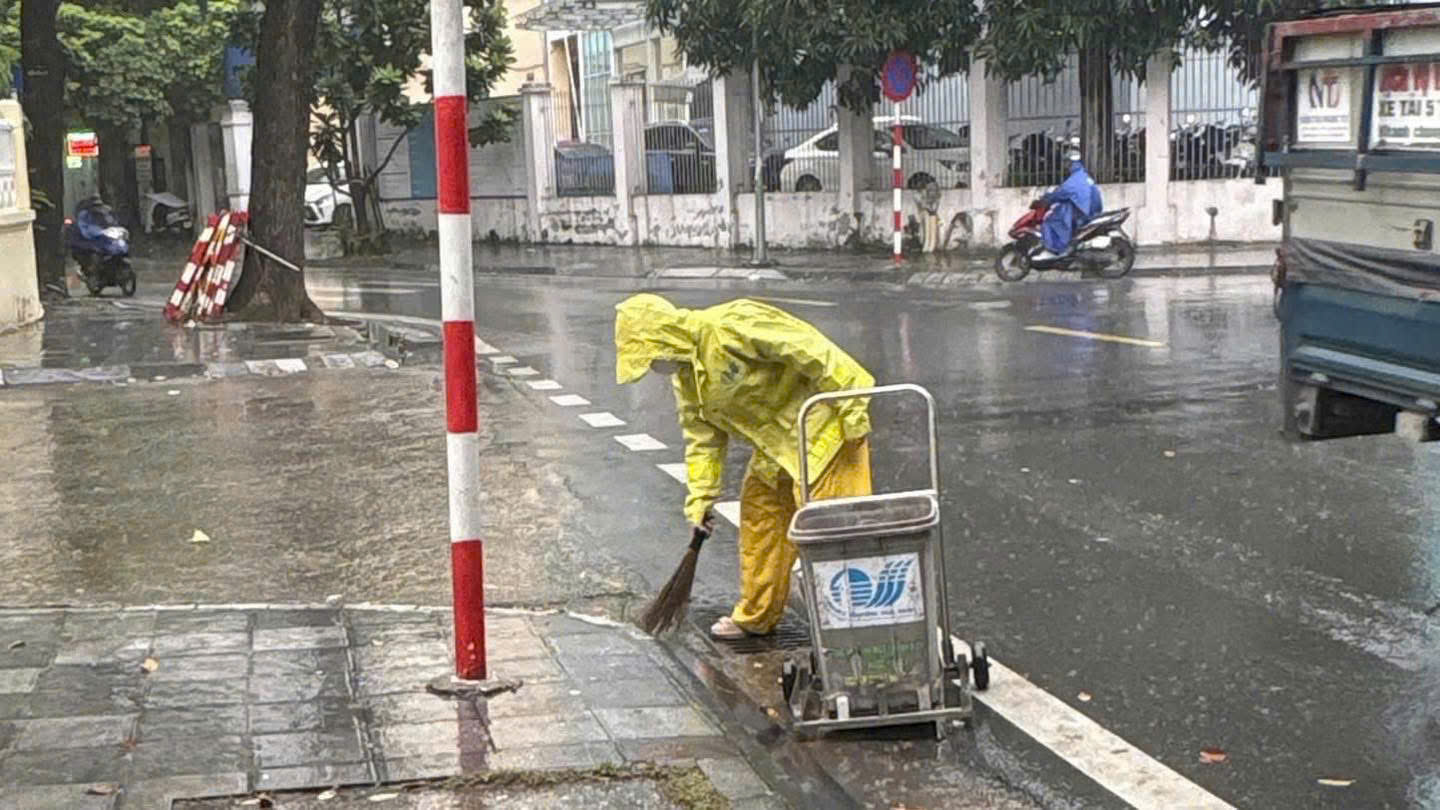 Hà Nội chủ động khắc phục hậu quả mưa bão- Ảnh 2. Hà Nội chủ động khắc phục hậu quả mưa bão- Ảnh 2.