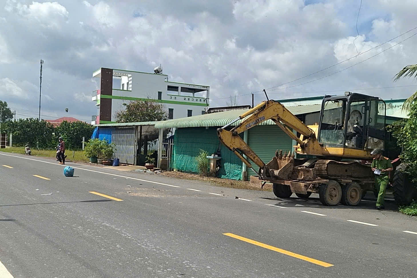 Xe máy va chạm xe cuốc, chồng tử vong, vợ bị thương- Ảnh 2.