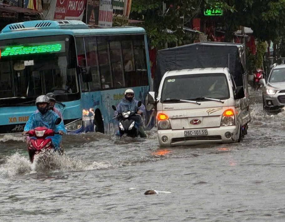 Hà Nội chủ động khắc phục hậu quả mưa bão- Ảnh 13. Hà Nội chủ động khắc phục hậu quả mưa bão- Ảnh 13.
