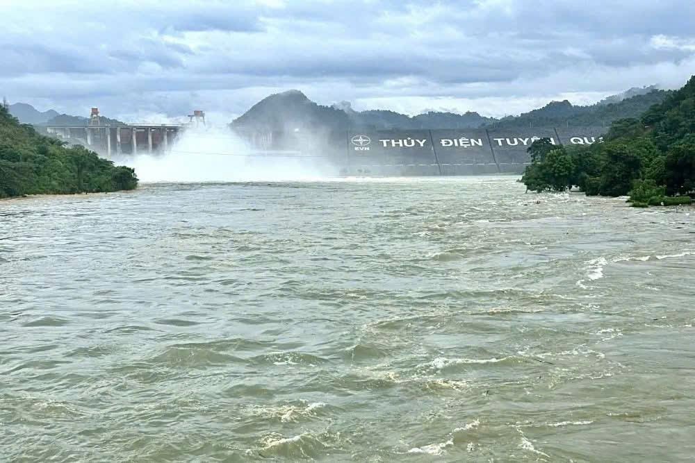 Thủy điện Tuyên Quang mở cửa xả đáy- Ảnh 1.