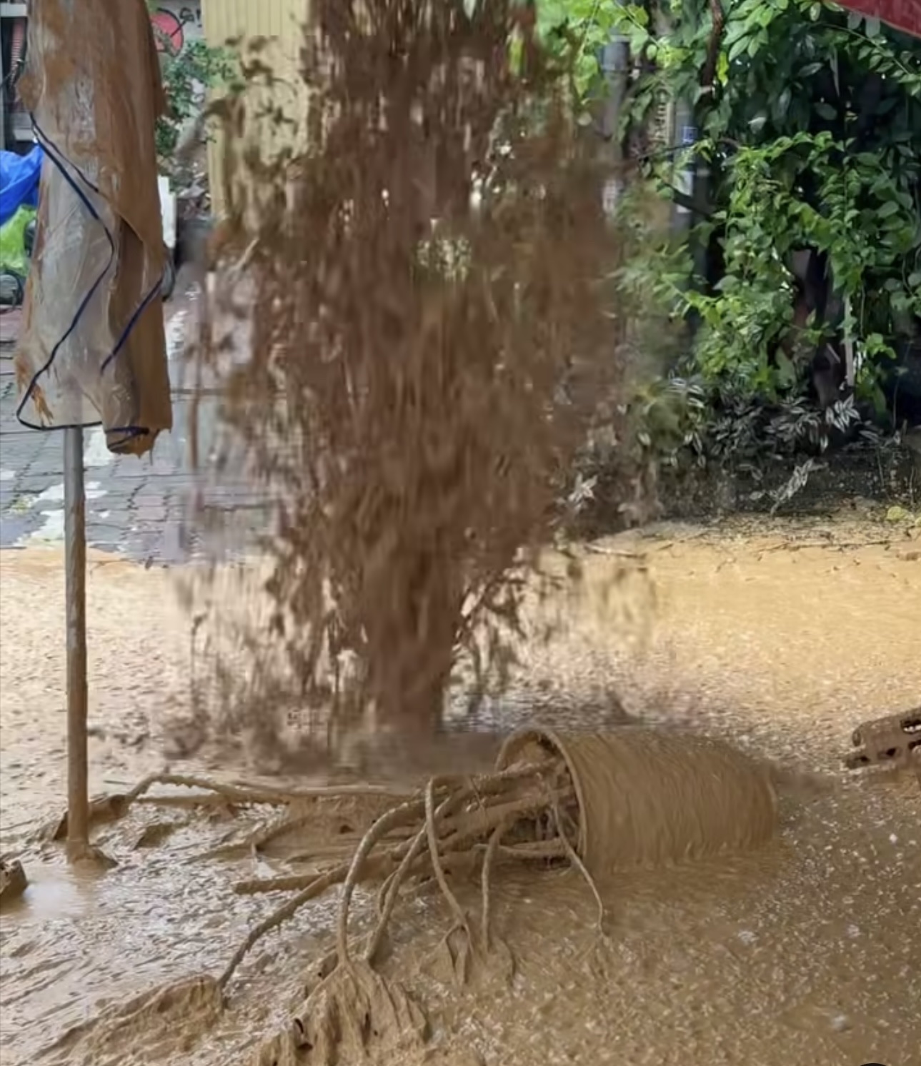 Hà Nội: Khắc phục sự cố bùn phun trào trên phố Quốc Tử Giám- Ảnh 3.