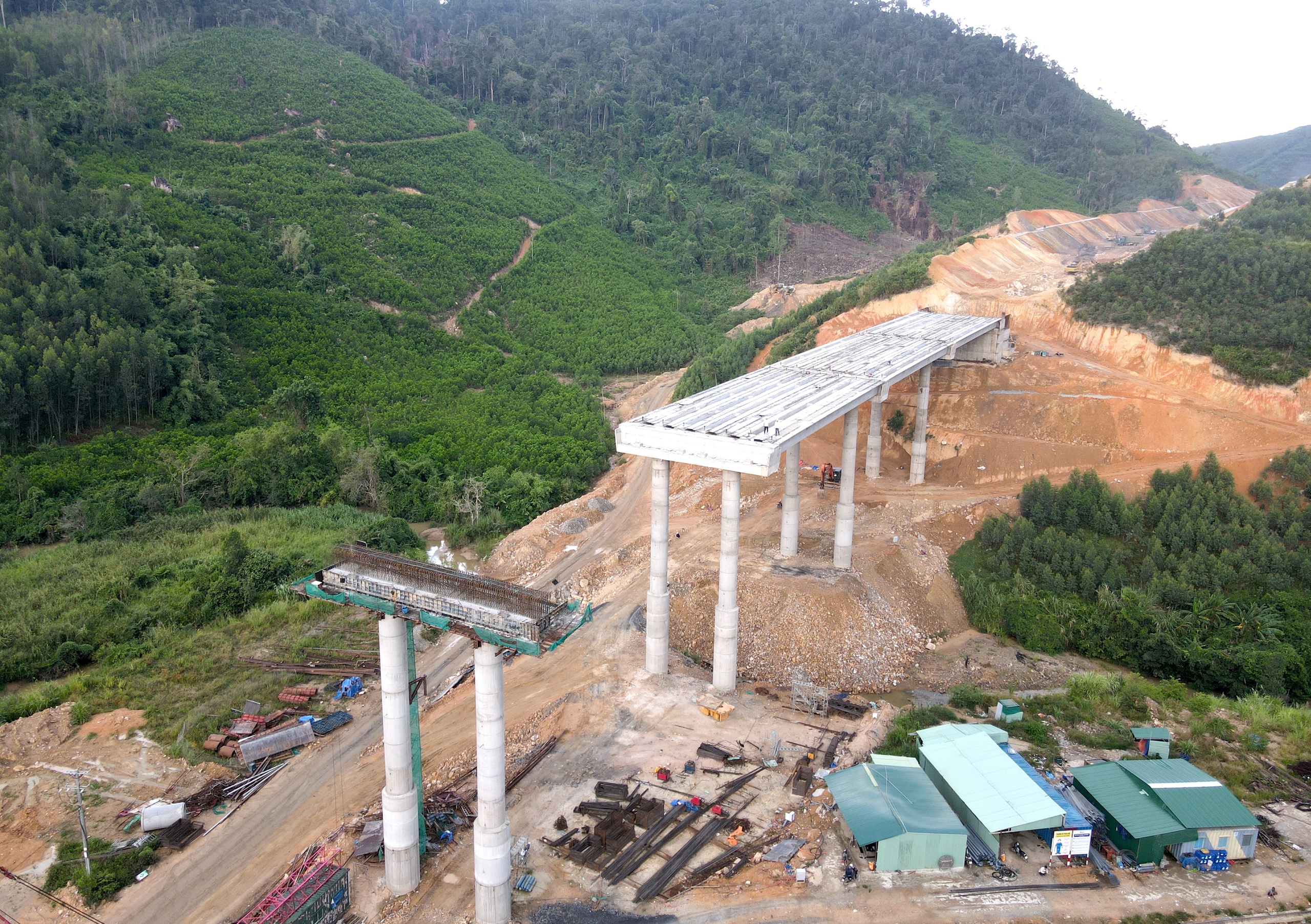 Những nhịp cầu đầu tiên nối mạch cao tốc Khánh Hòa - Buôn Ma Thuột- Ảnh 1. Những nhịp cầu đầu tiên nối mạch cao tốc Khánh Hòa - Buôn Ma Thuột- Ảnh 1.