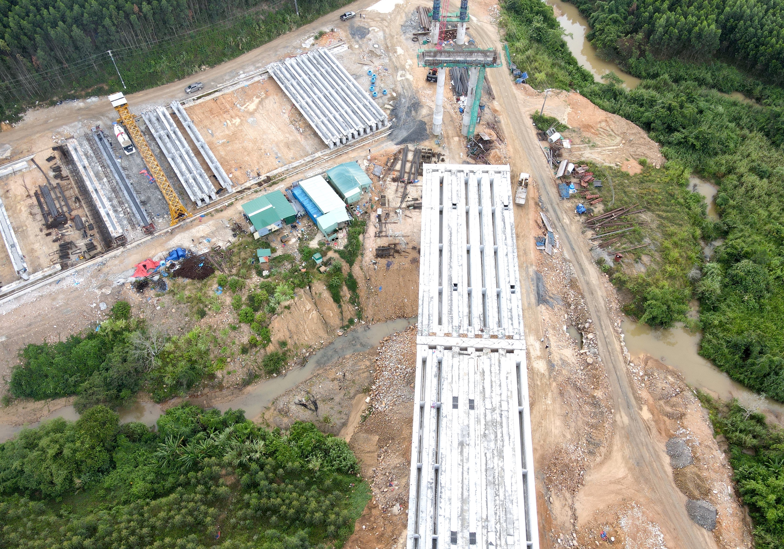 Những nhịp cầu đầu tiên nối mạch cao tốc Khánh Hòa - Buôn Ma Thuột- Ảnh 9. Những nhịp cầu đầu tiên nối mạch cao tốc Khánh Hòa - Buôn Ma Thuột- Ảnh 9.