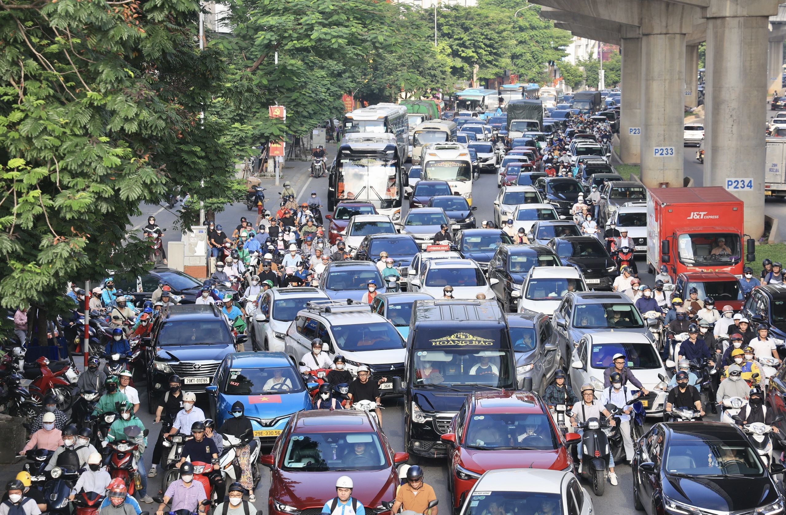 Hà Nội: Nhiều tuyến đường kẹt cứng, người dân chật vật đi làm sau kỳ nghỉ lễ 2/9- Ảnh 1. Hà Nội: Nhiều tuyến đường kẹt cứng, người dân chật vật đi làm sau kỳ nghỉ lễ 2/9- Ảnh 1.