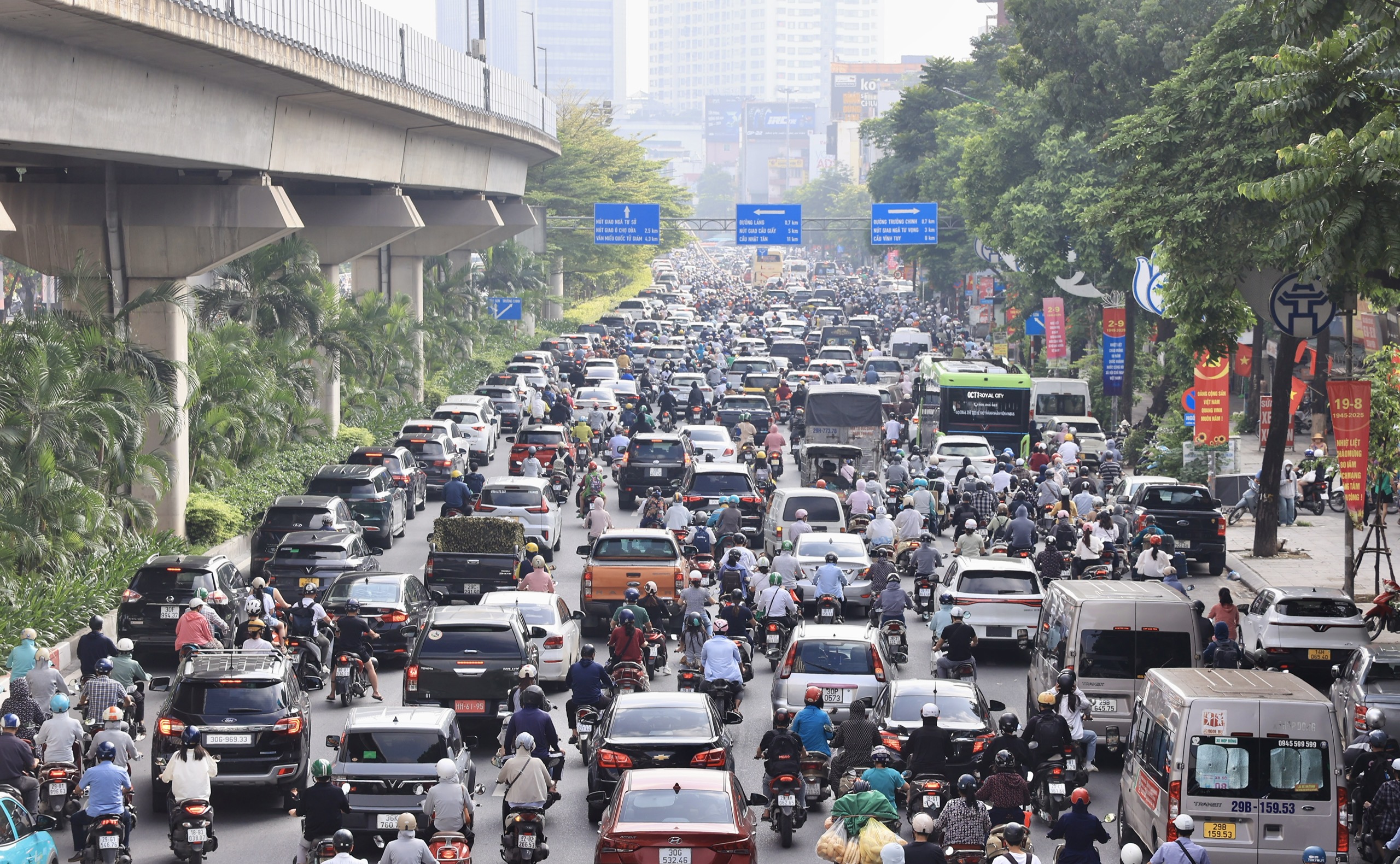 Hà Nội: Nhiều tuyến đường kẹt cứng, người dân chật vật đi làm sau kỳ nghỉ lễ 2/9- Ảnh 9. Hà Nội: Nhiều tuyến đường kẹt cứng, người dân chật vật đi làm sau kỳ nghỉ lễ 2/9- Ảnh 9.