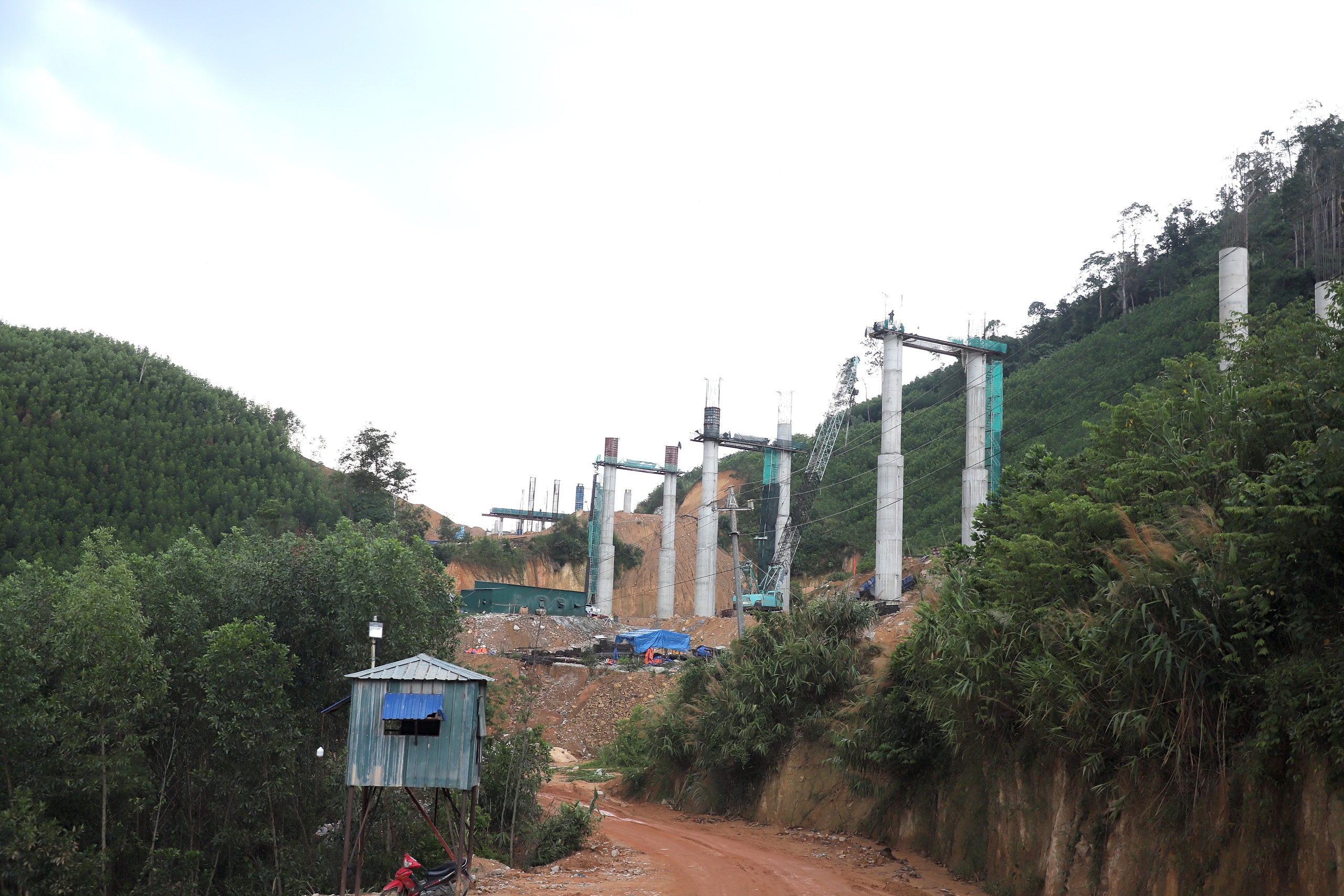 Những nhịp cầu đầu tiên nối mạch cao tốc Khánh Hòa - Buôn Ma Thuột- Ảnh 5. Những nhịp cầu đầu tiên nối mạch cao tốc Khánh Hòa - Buôn Ma Thuột- Ảnh 5.